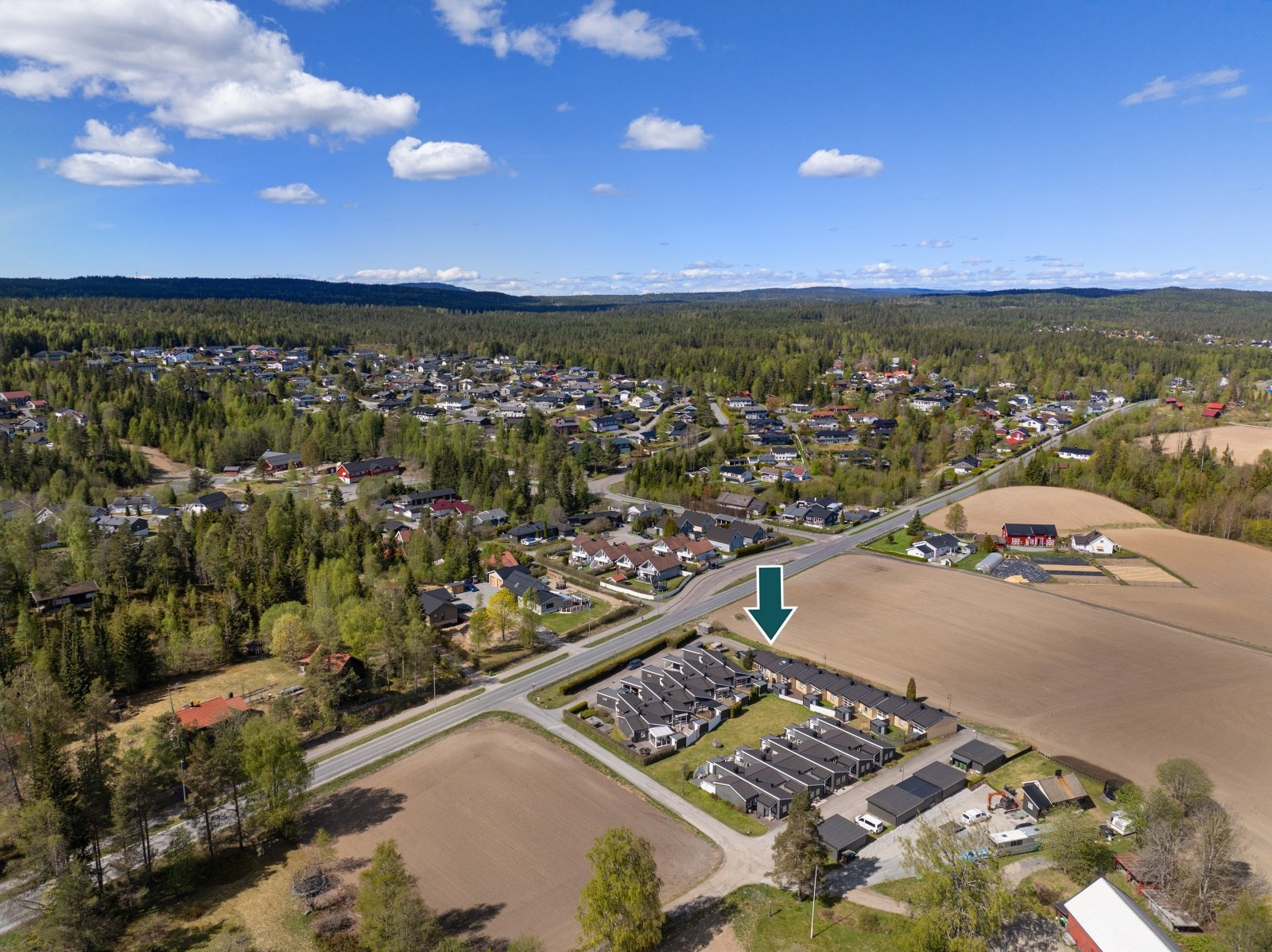 Fra eiendommen er det kort vei til Romeriksåsen med flotte tur- og rekreasjonsmuligheter året rundt, enten du liker skogsturer, sykkelturer eller skiturer vinterstid. Galleribilde