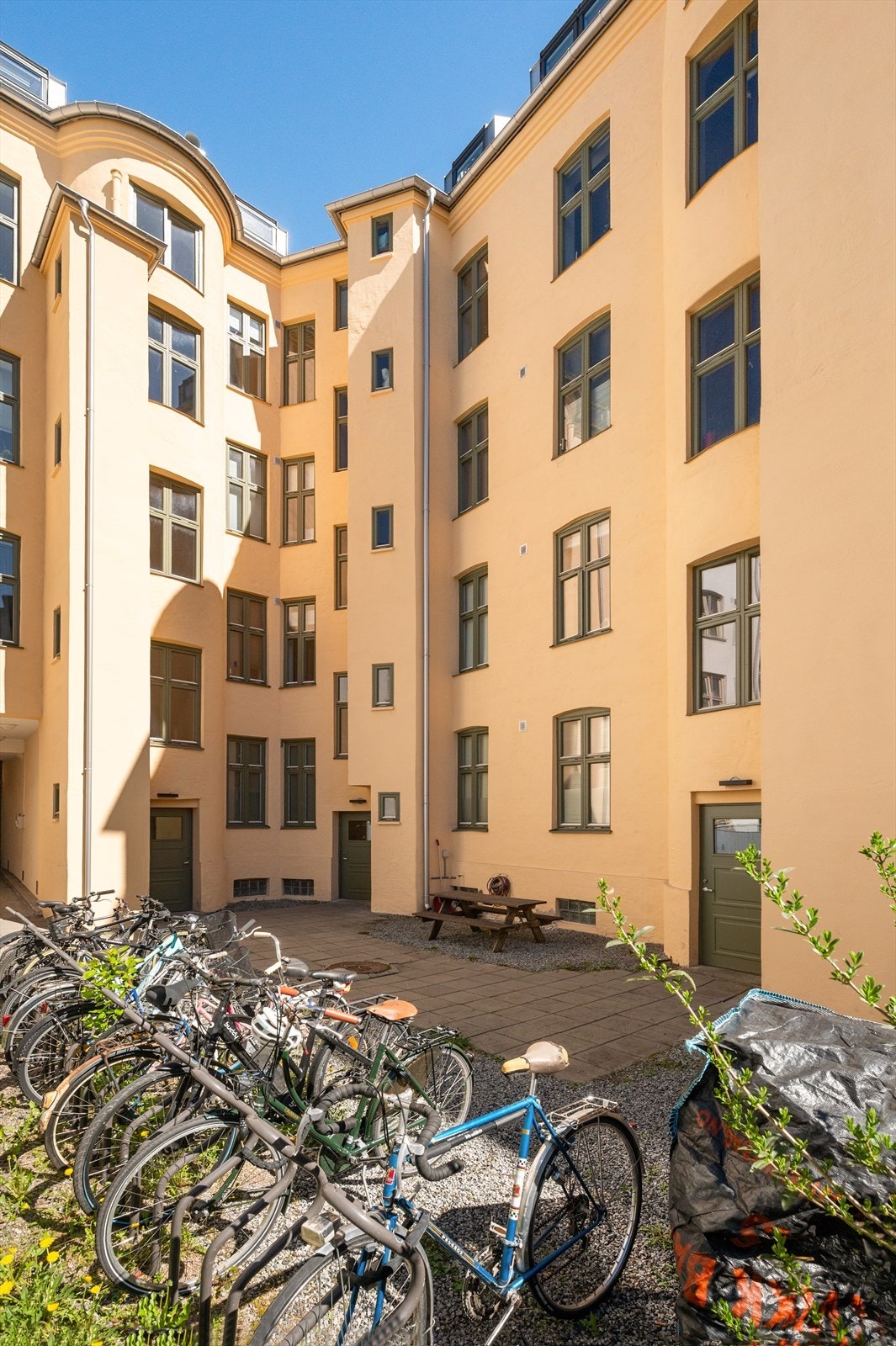 Borettslaget består av 32 andeler. Ved årsmøtet i 2026 ble det opplyst om at styret arbeider med å undersøke mulighet og kostnader for balkonger mot bakgård. Galleribilde