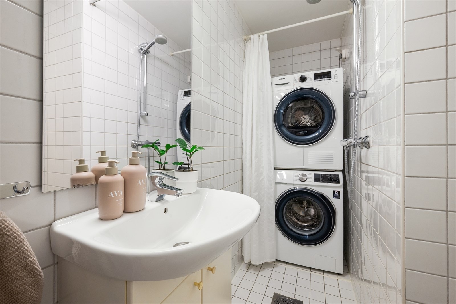 Badet er fra 2004 og er tidløst innredet med hvite fliser på gulv og vegger. I gulvet har man også varmekabler for ekstra komfort. Galleribilde