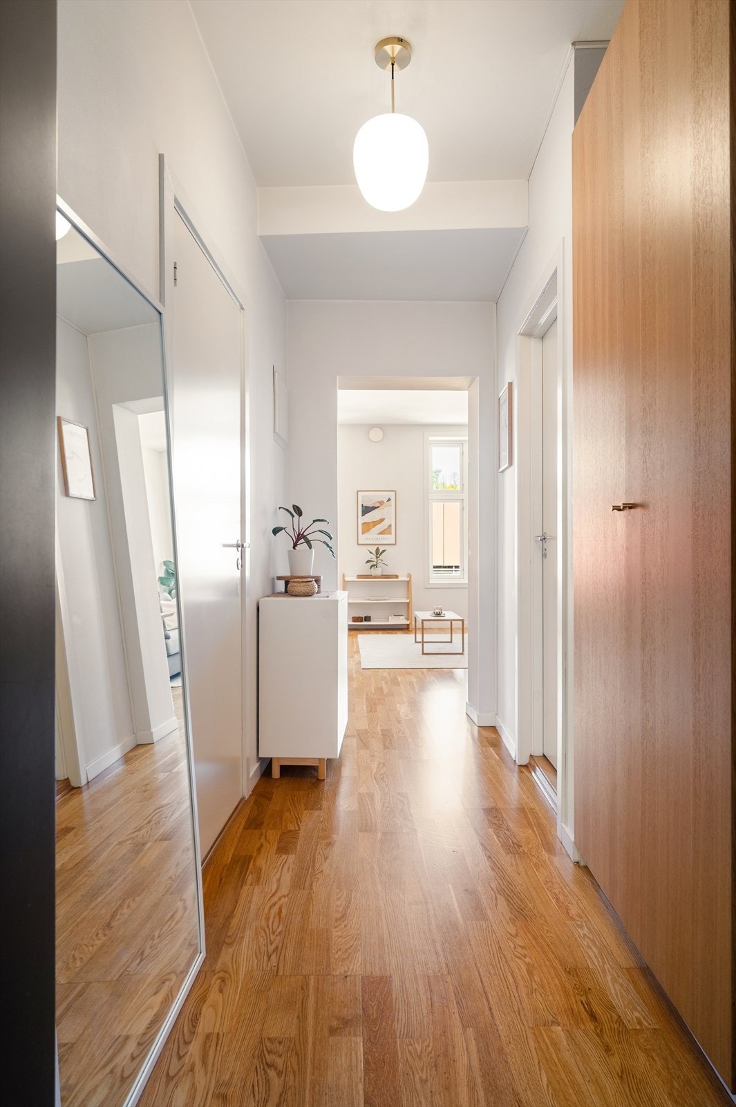 Man ønskes velkommen inn i en romslig entré/gang utstyrt med garderobe hvor man har god plass til å henge fra seg yttertøy og sko. Galleribilde
