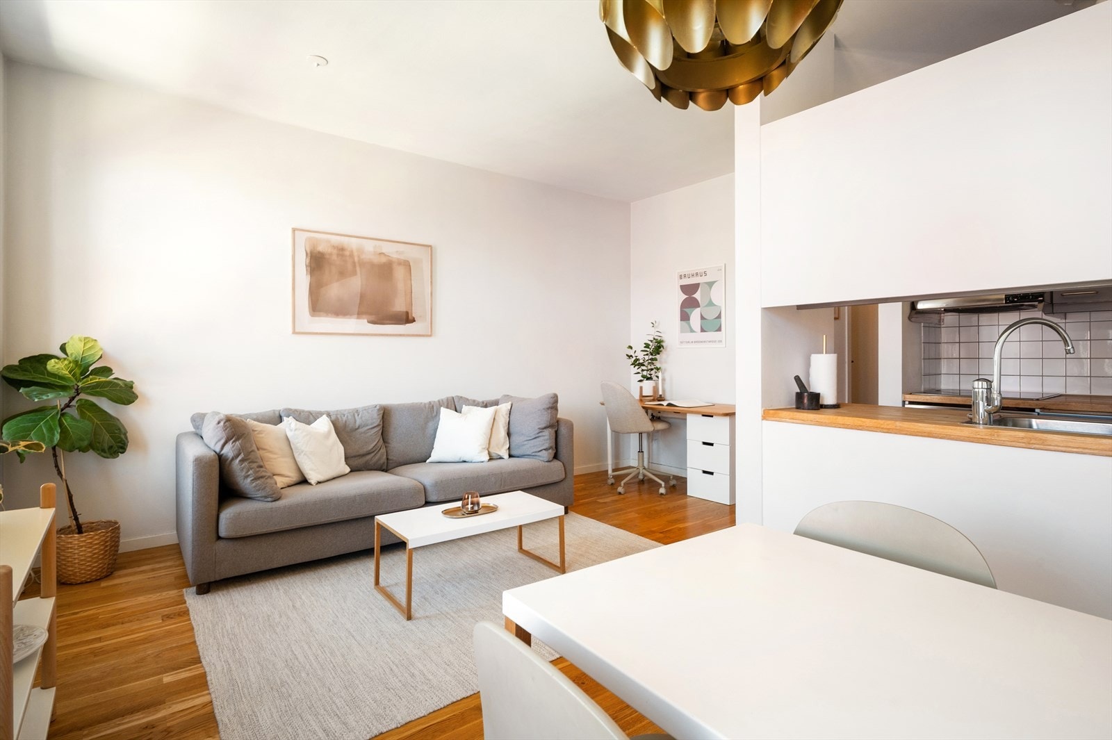 I stuen har man rom for å møblere i flere soner med både sofa og spisegruppe. Galleribilde