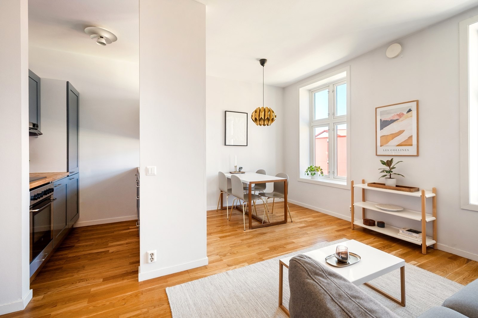 Stue og kjøkken ligger i åpen løsning. Et lyst og innbydende rom med store vindusflater som gir rikelig med naturlig lys og som sammen med den ekstra gode takhøyden på ca. 2,70 m gir en god romfølelse. Galleribilde