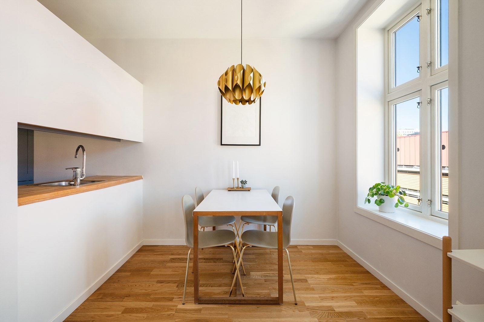 Her har man god plass til å samle venner og familie. Den delvis åpne kjøkkenløsningen inviterer til sosial matlagning. Galleribilde