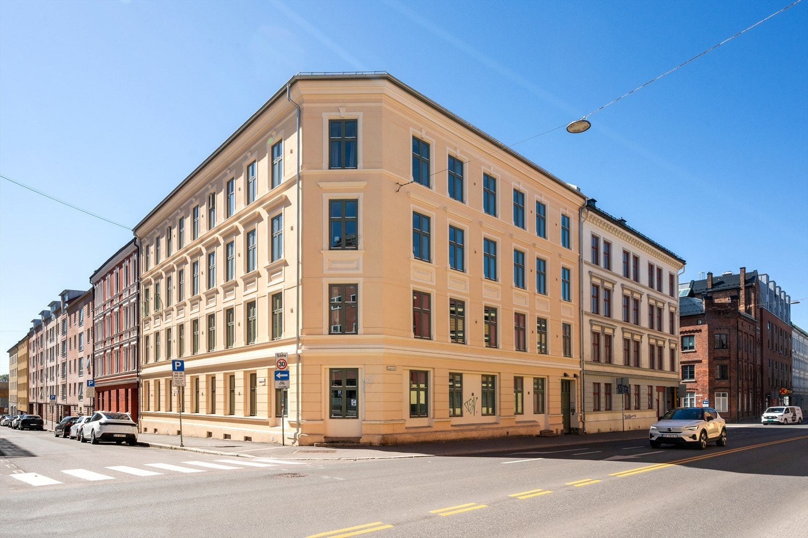 Leiligheten ligger i 4. etasje i en klassisk bygård fra 1896. Byggets tak og fasade ble totalrehabilitert i 2023. Galleribilde