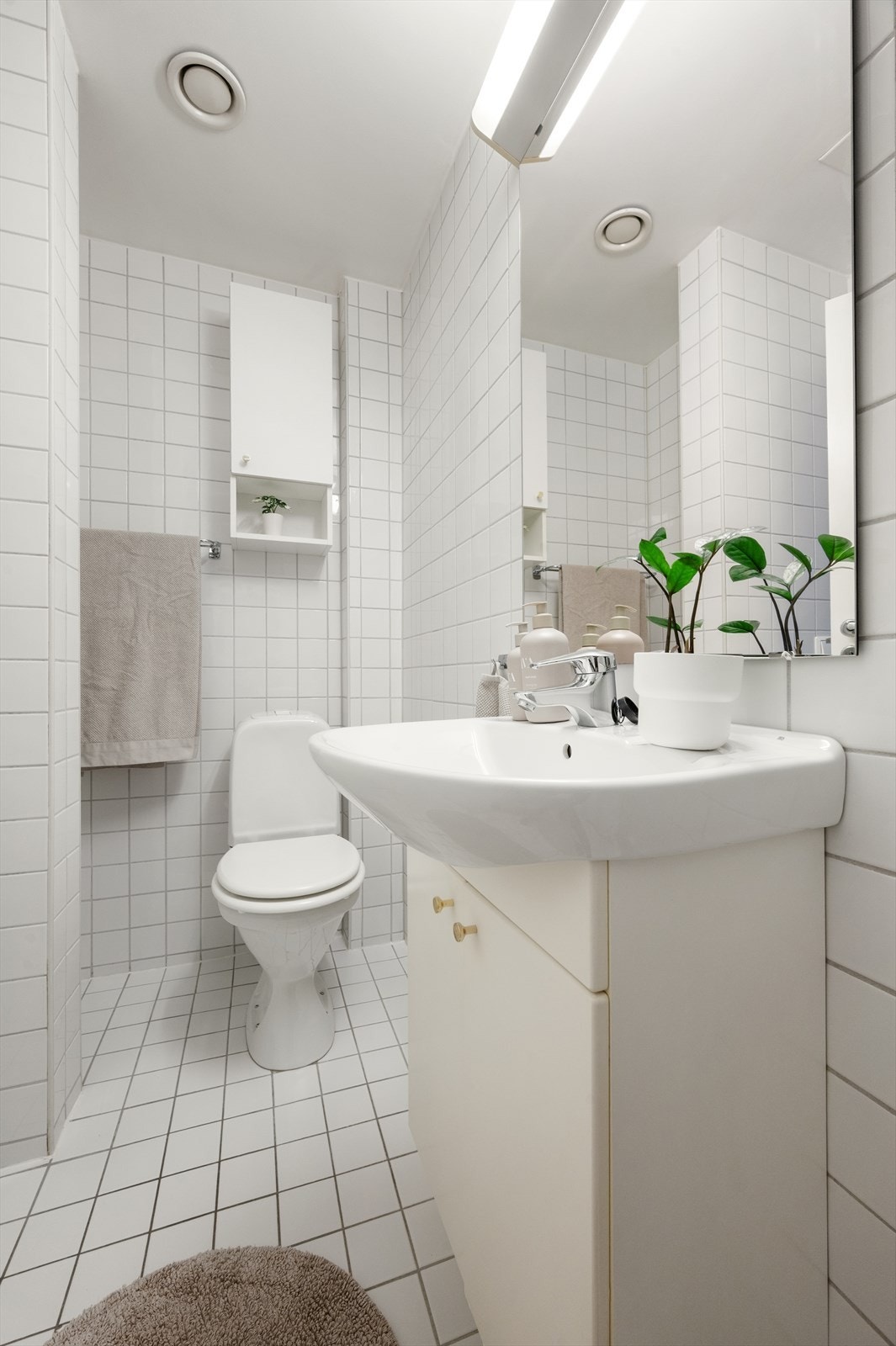Badet er ellers utstyrt med dusj, toalett og baderomsinnredning med servant. I tillegg er det opplegg for vaskemaskin og plass til tørketrommel. Galleribilde