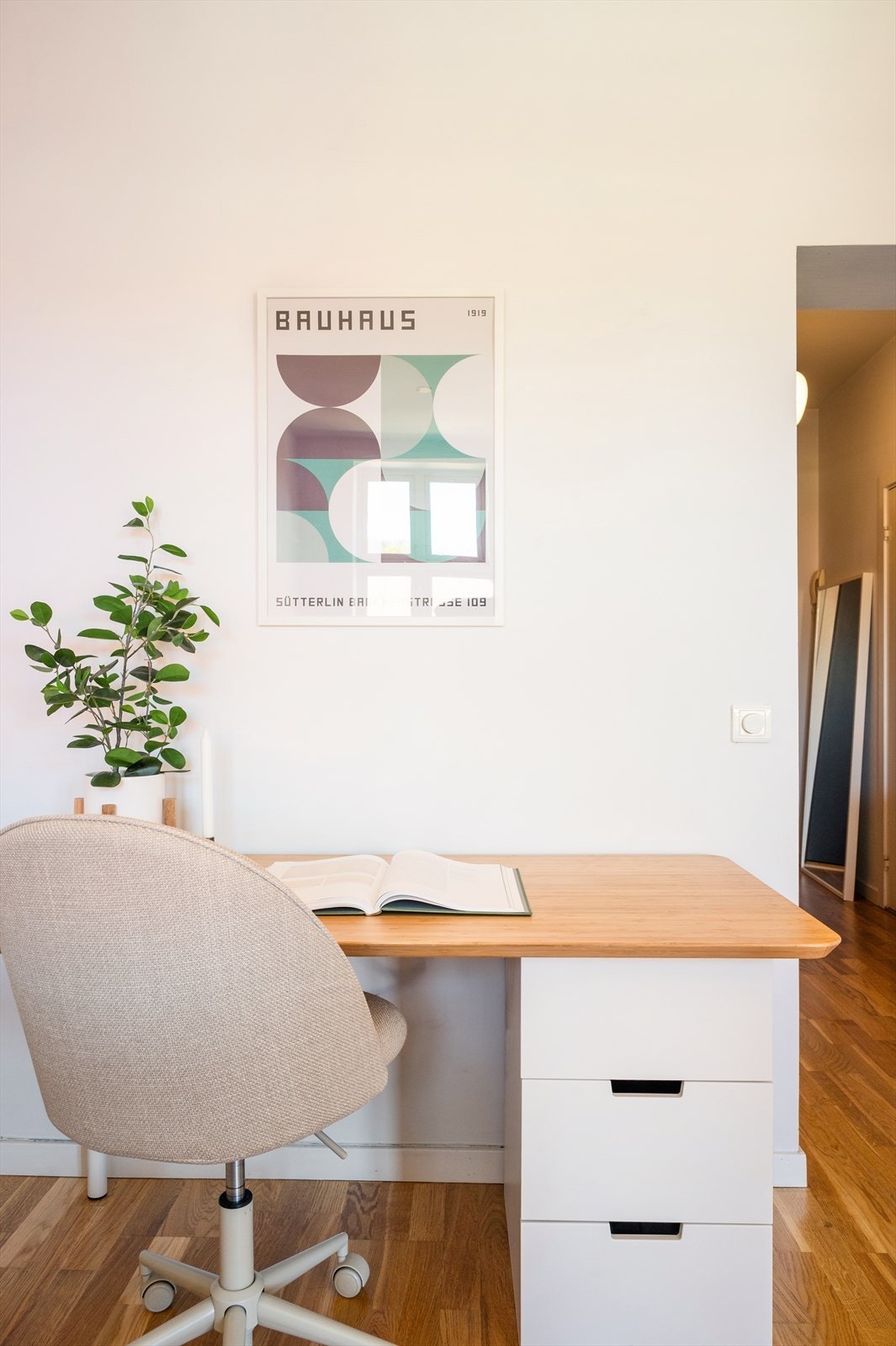 I tillegg til sofa og spisebord har man rom for å møblere med skrivepult. Ypperlig for de med hjemmekontor! Galleribilde