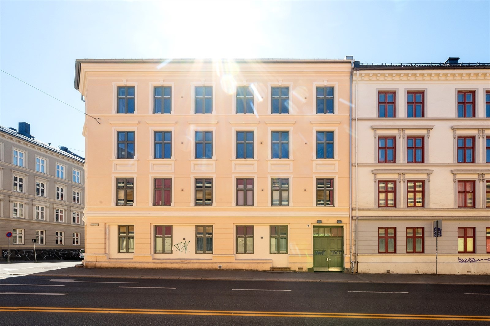 Leiligheten ligger sentralt plassert på øvre Grünerløkka. Området kjennetegnes av sitt yrende folkeliv, og kan by på et bredt utvalg restauranter, barer og servicetilbud. Her er det rikelig av stedsidentitet, noe som gjør det enkelt å føle seg hjemme. Galleribilde