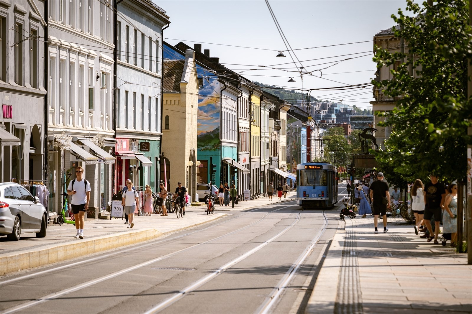 Grünerløkka har et bredt kollektivtilbud med både trikk og buss, som gjør det enkelt å komme seg rundt i byen. Fra Rathkes gate 1B er det kort vei til nærmeste holdeplass: trikkestoppet Schous plass ligger omtrent 150 meter unna. Galleribilde