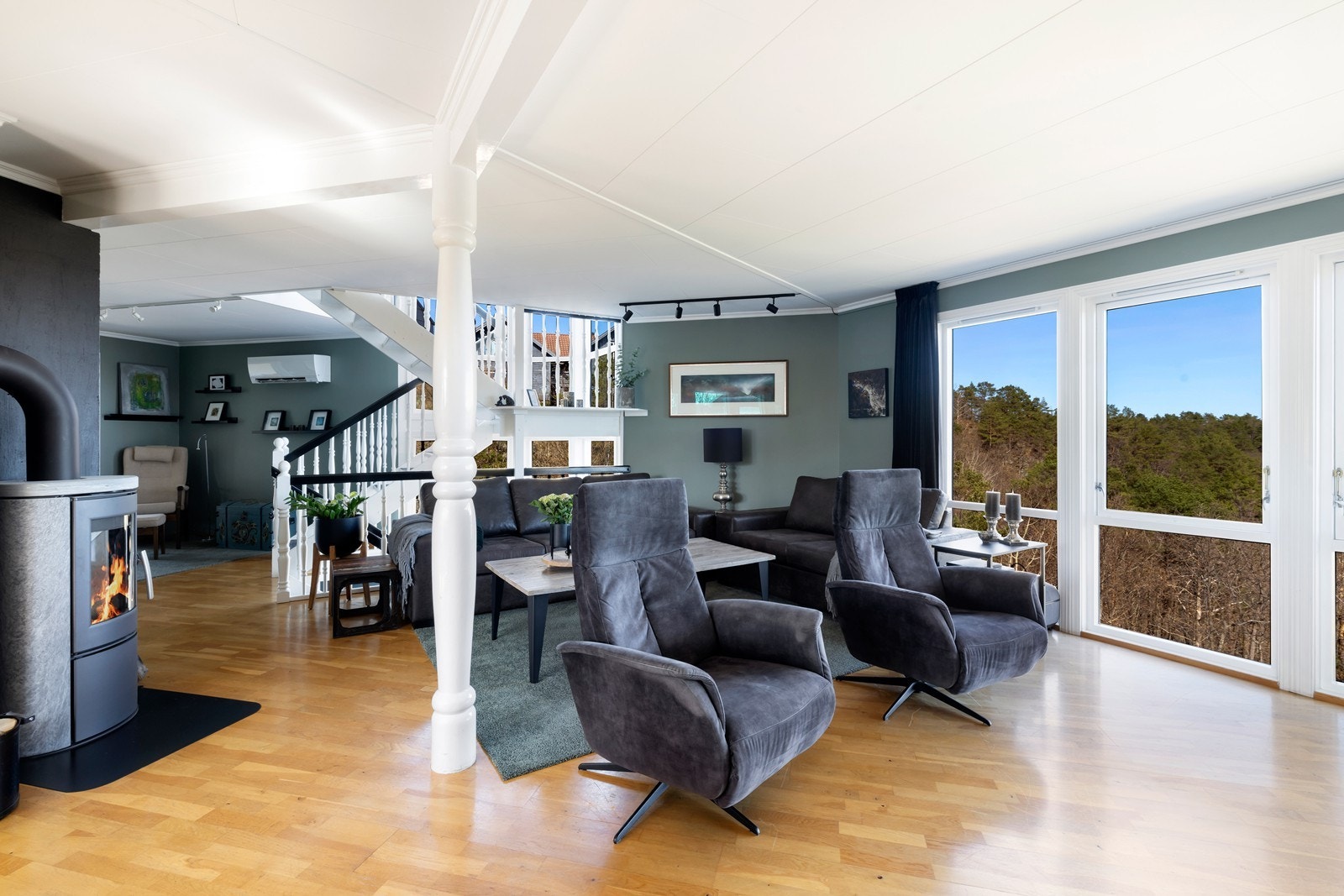 Stor stue med flere soner. Galleribilde