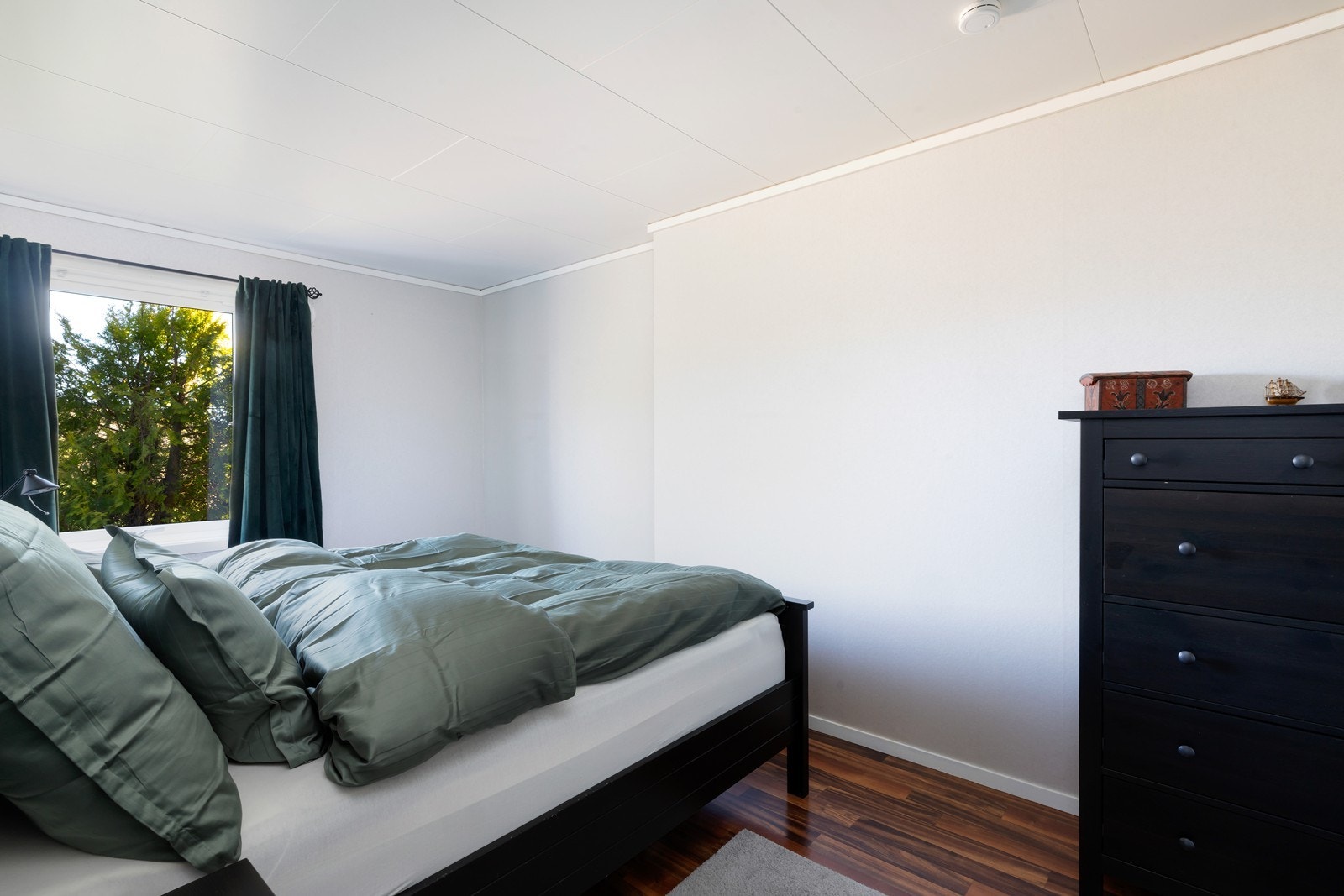 Hovedsoverom med inngang til walk in garderobe. Galleribilde