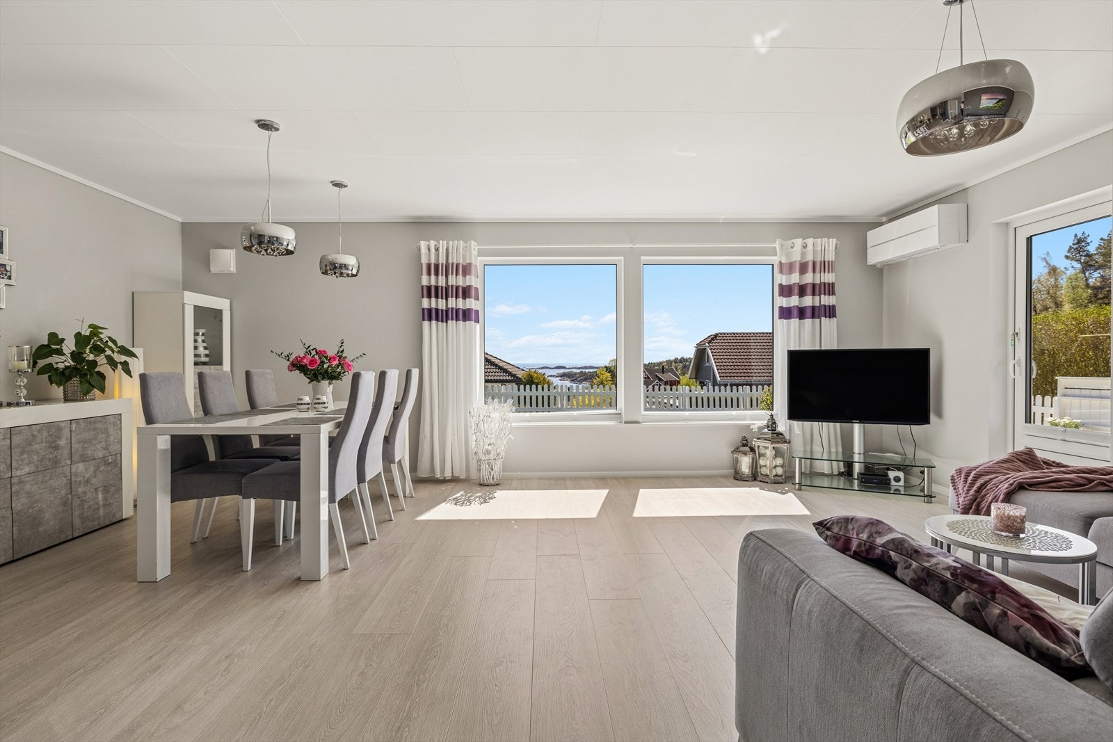 Varmepumpen fra 2020 sørger for et behagelig inneklima. Fra stuen er det direkte utgang til den vestvendte terrassen. Galleribilde