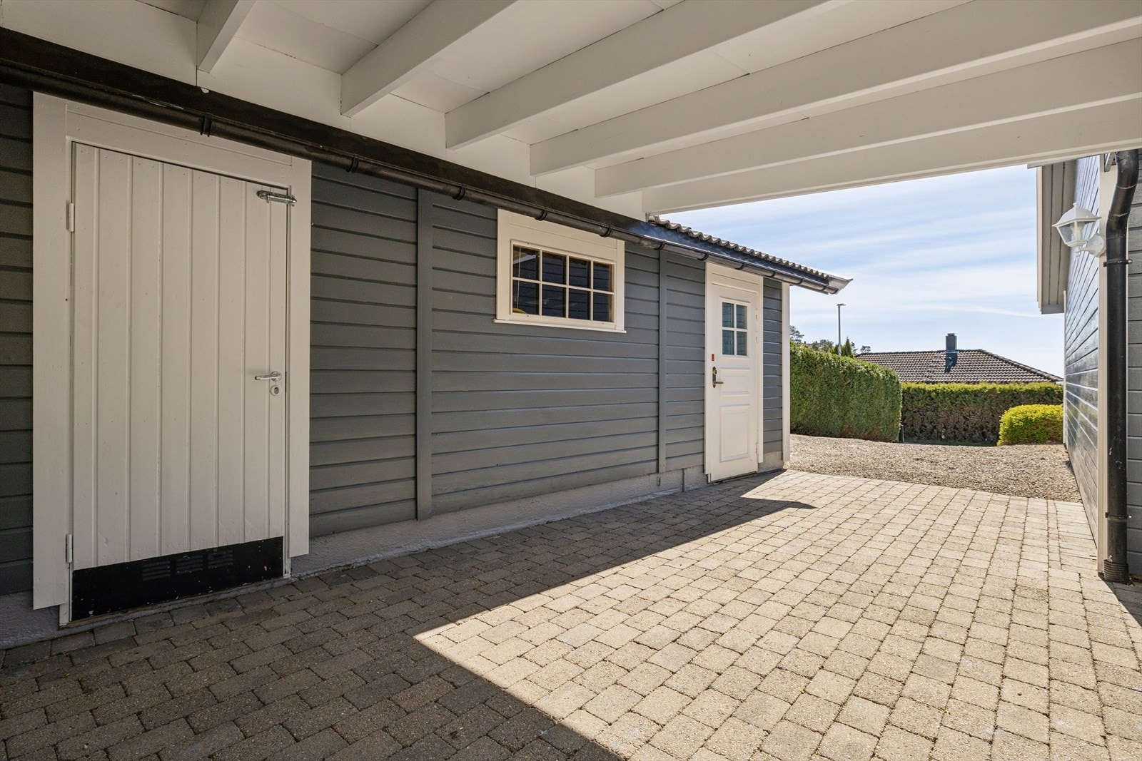 Praktisk carport tilbygd garasjen. Galleribilde