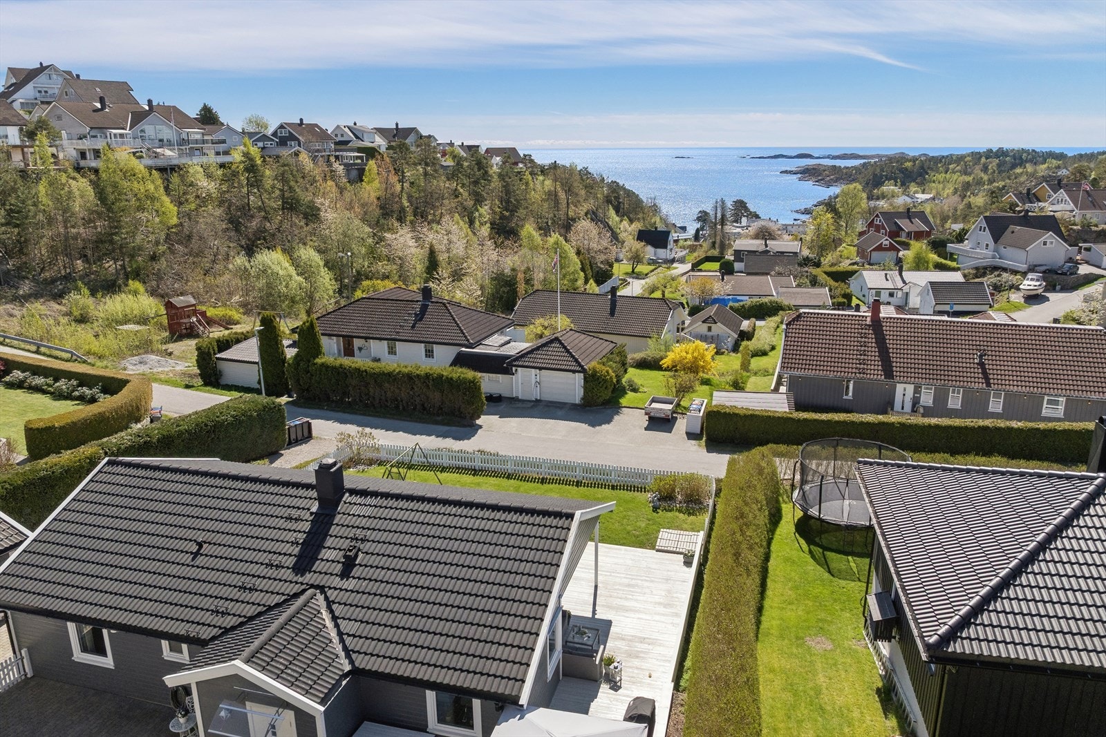 Eiendommen ligger solrikt til på Skibberheia, med gangavstand til sjøen og Sørlandets skjærgård. Galleribilde