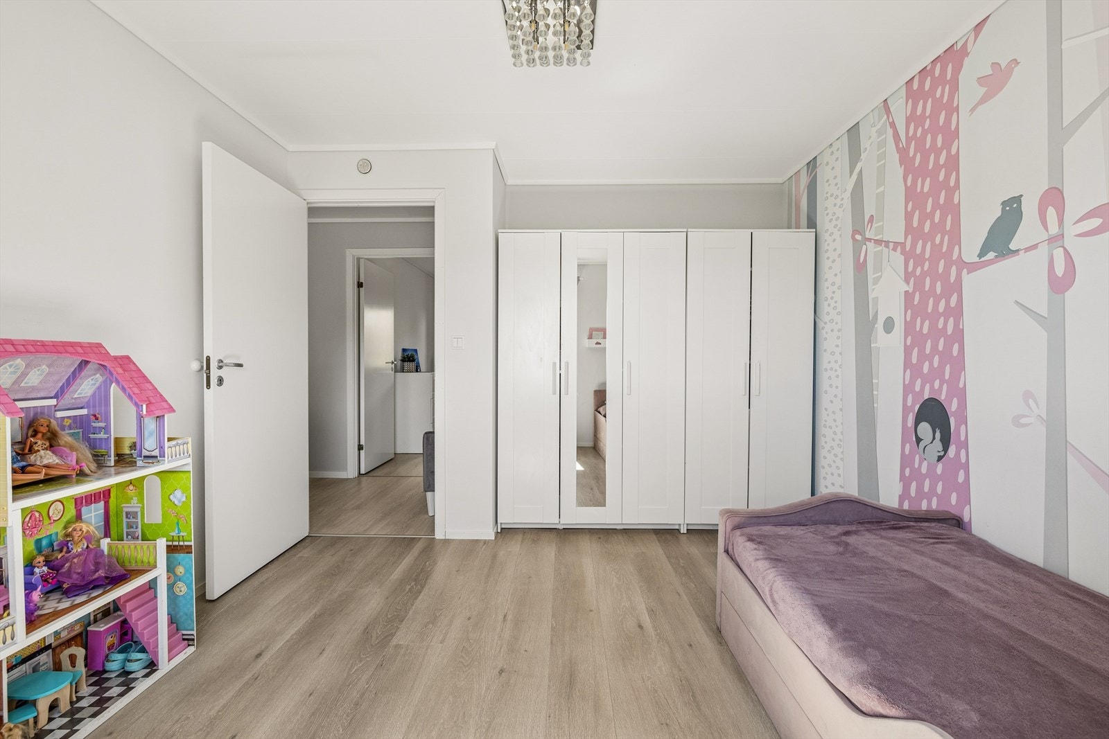 Soverom 2. Hvert soverom har også fått installert egen ventil med lyddemper. Garderobeskap på soverom 2, medfølger ikke. Galleribilde