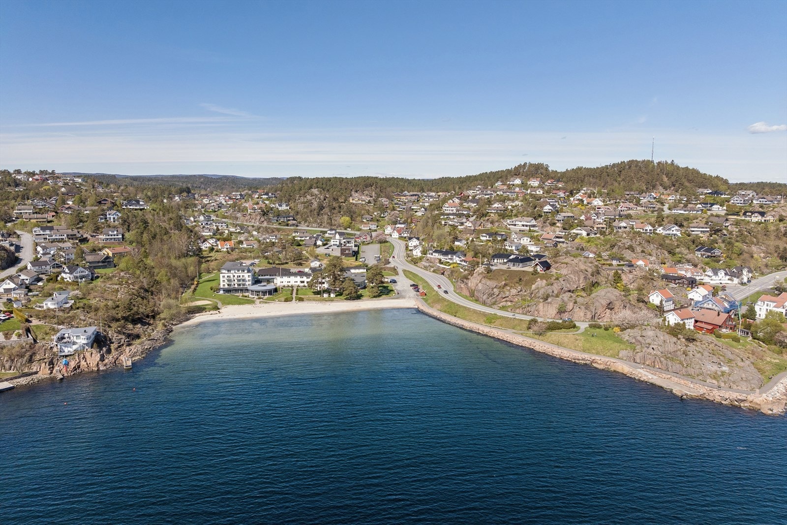 En kort spasertur fra eiendommen ligger strender, svaberg og det velkjente Strand Hotell Fevik. Galleribilde