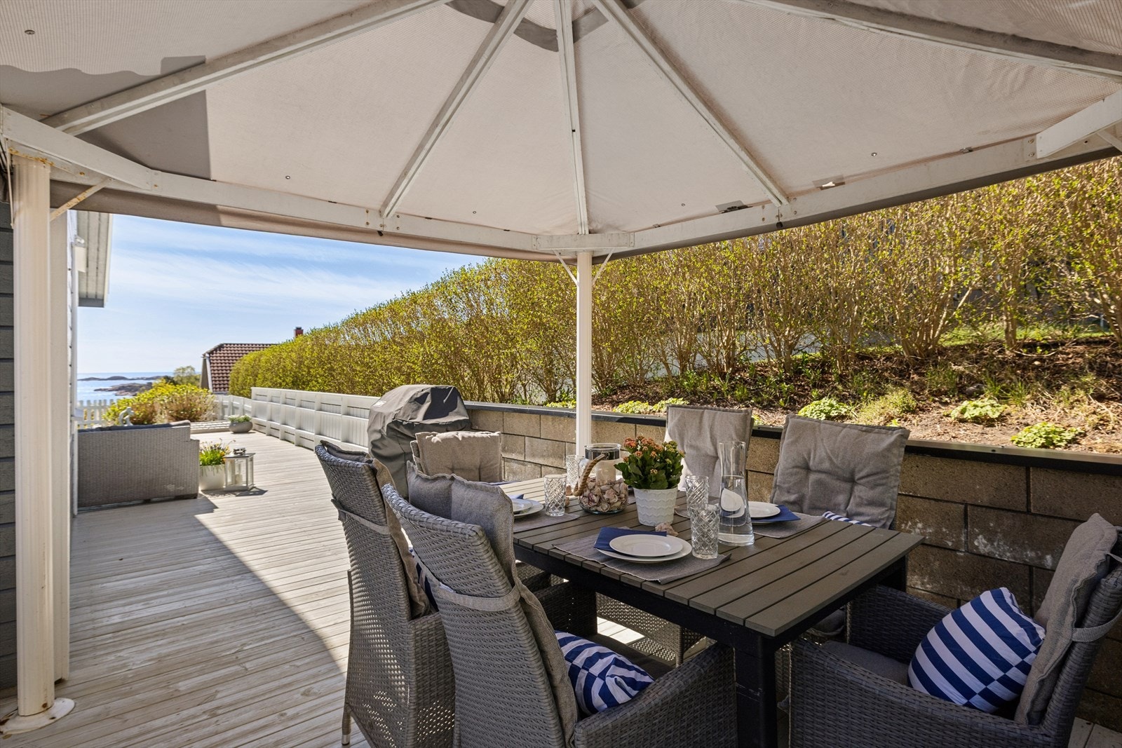 Den vestvendte terrassen ble utvidet og fikk nye terrassebord i 2021. Her er det god plass til flere sittegrupper. Galleribilde