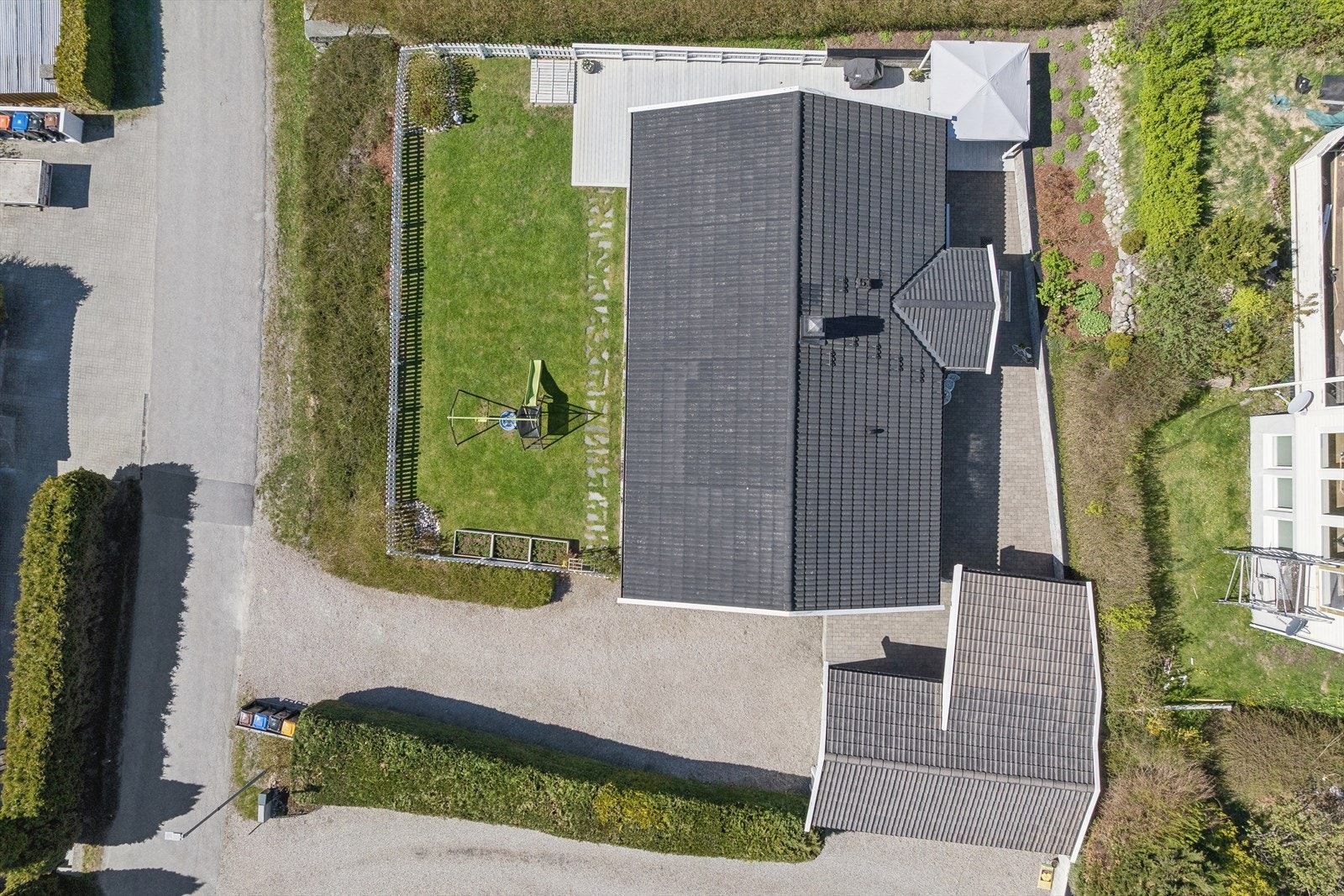 Her ser man tydelig boligens plassering på tomten, med hage og en stor terrasse mot vest. Galleribilde