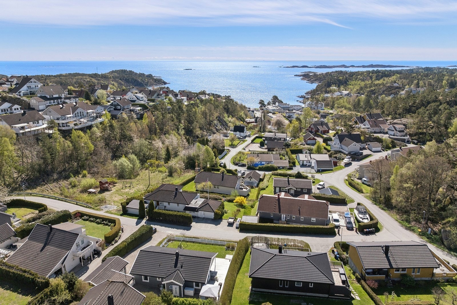 Eiendommen ligger flott til i et etablert og rolig boligområde på Fevik, preget av eneboliger og grønne omgivelser. Galleribilde
