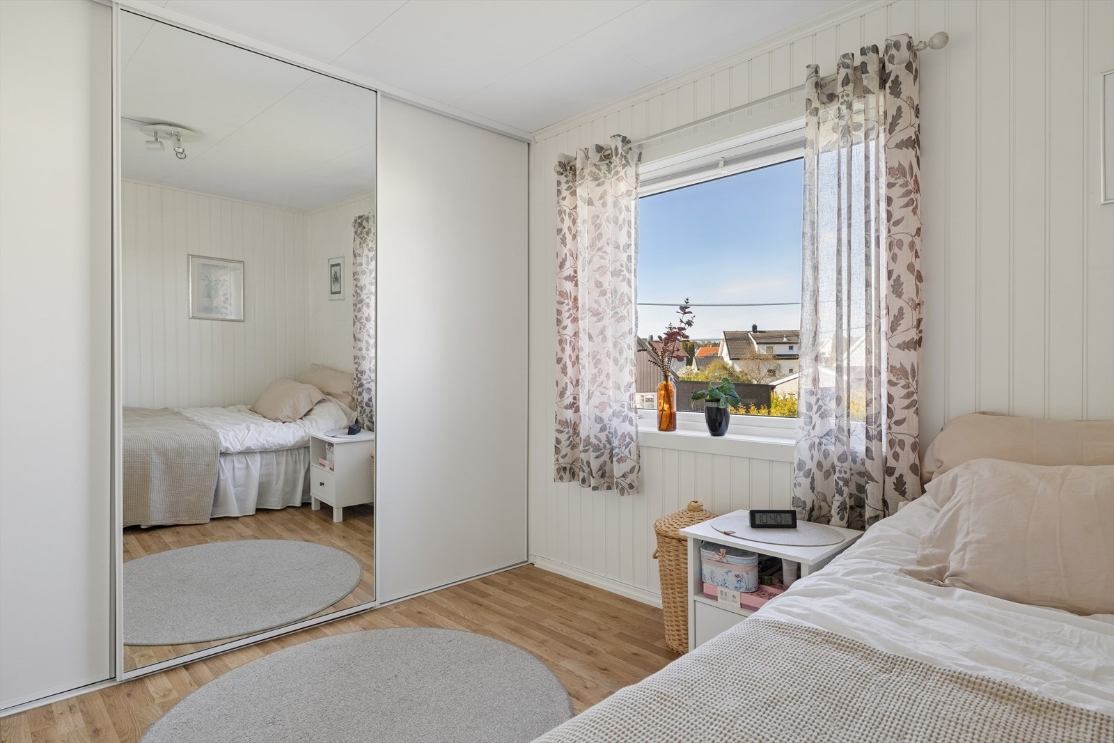 Gode oppbevarinbgsmuligheter i skyvedørsgarderobe. Galleribilde