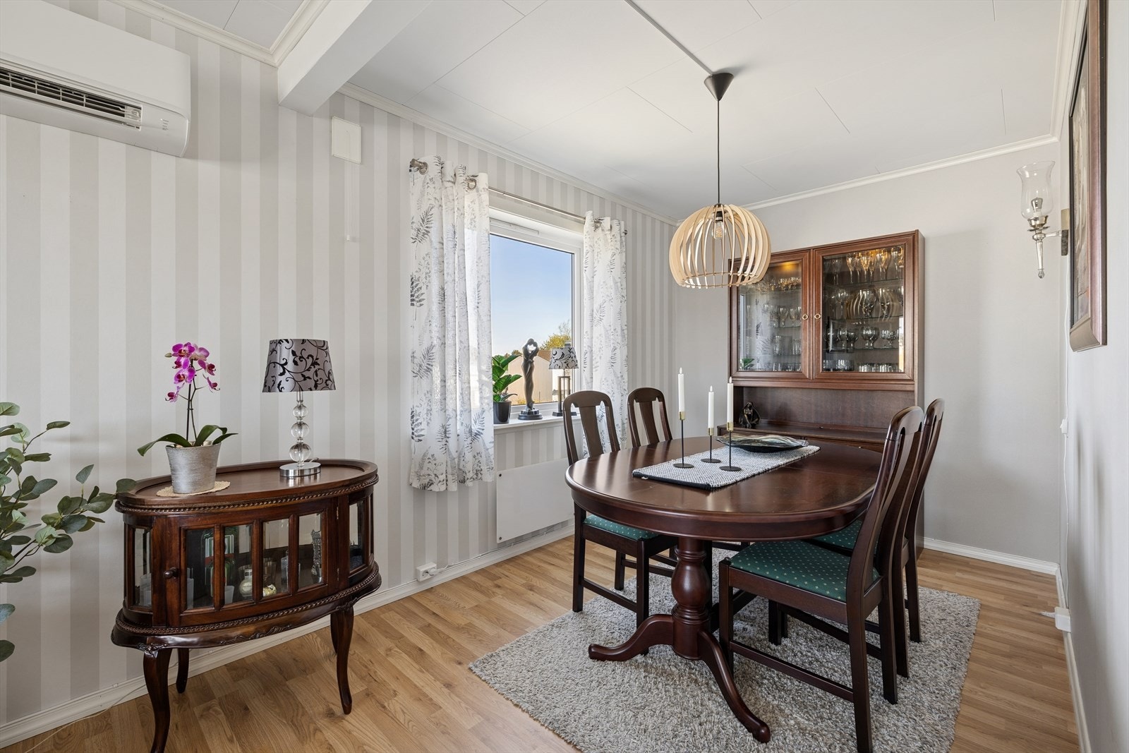 Spisestuen med god plass til stort spisebord hvor hele familien kan samles til en hyggelig kveld. Galleribilde