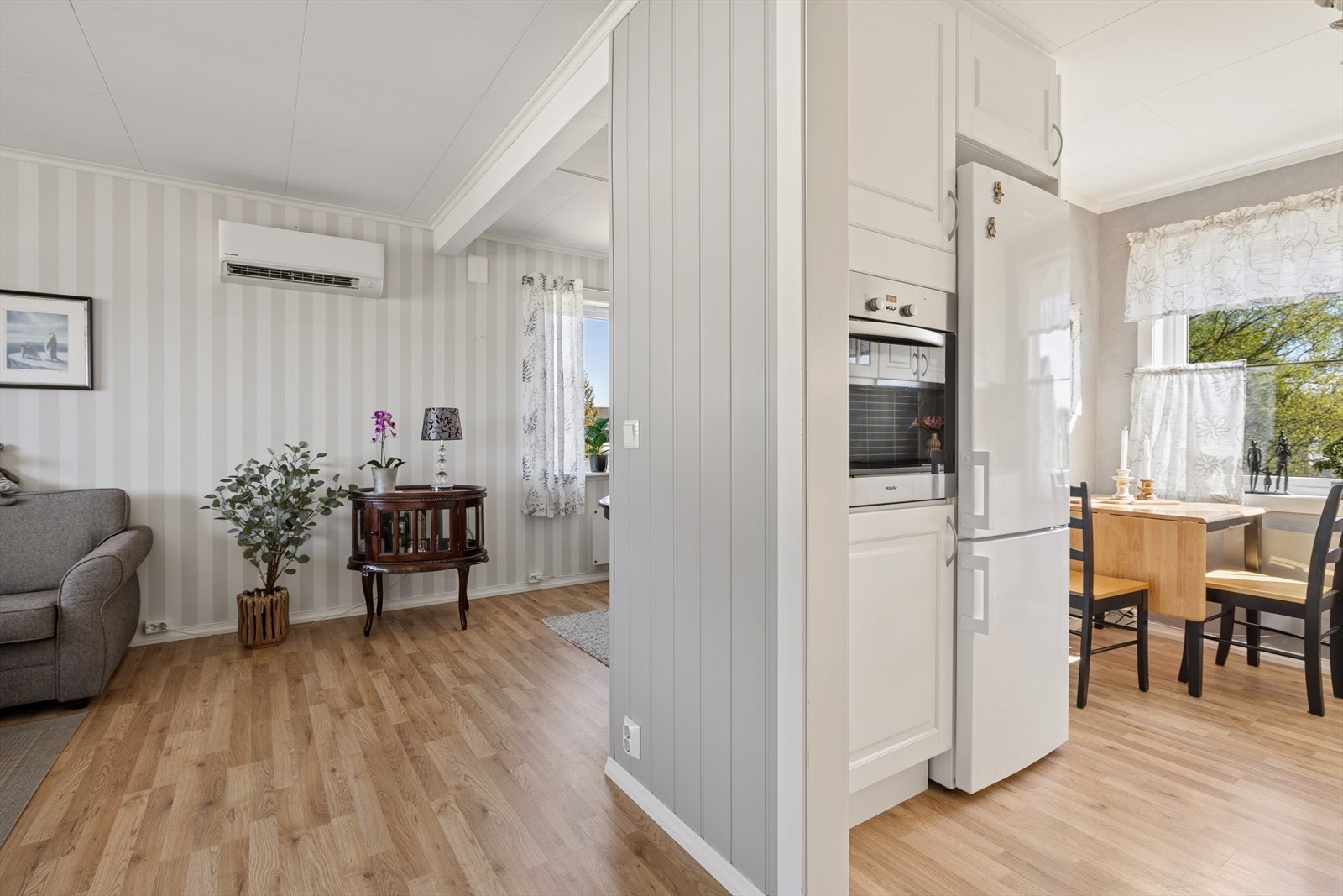 Separat kjøkken med åpning mot stuen, praktisk når man har gjester. Galleribilde