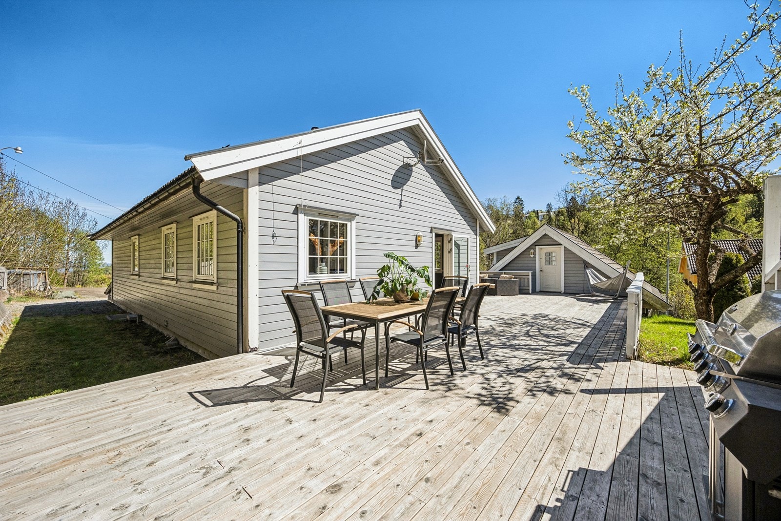 Den store terrassen på ca. 72 m² har rikelig med plass til både spisebord og loungegruppe. Galleribilde