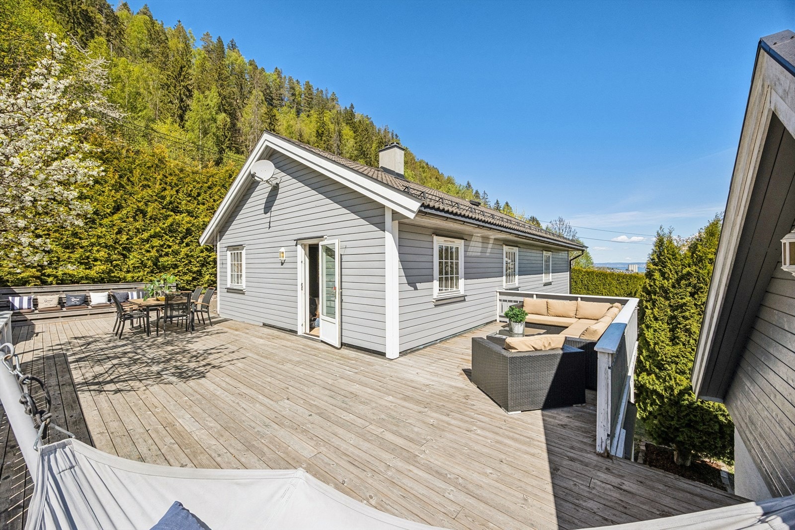 Flere soner på terrassen gir fleksible muligheter for utemøblering. Galleribilde