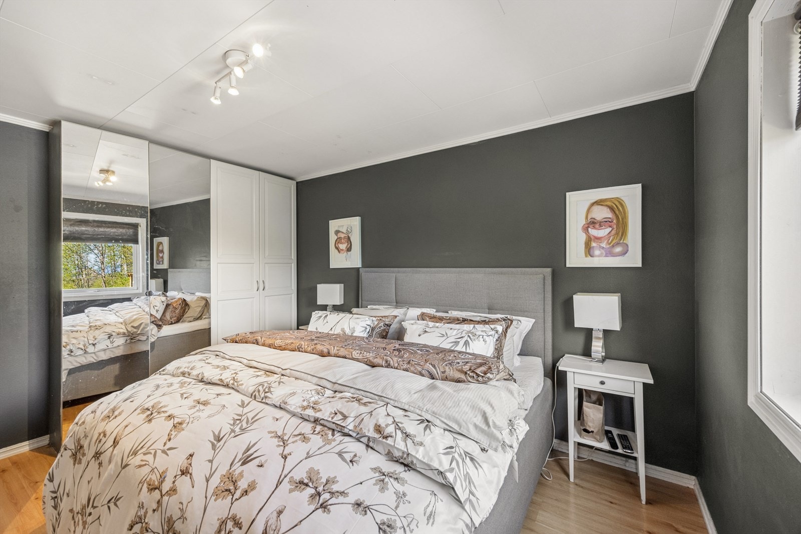 Hovedsoverommet har en romslig garderobeløsning med profilerte fronter og speilfelt. Galleribilde