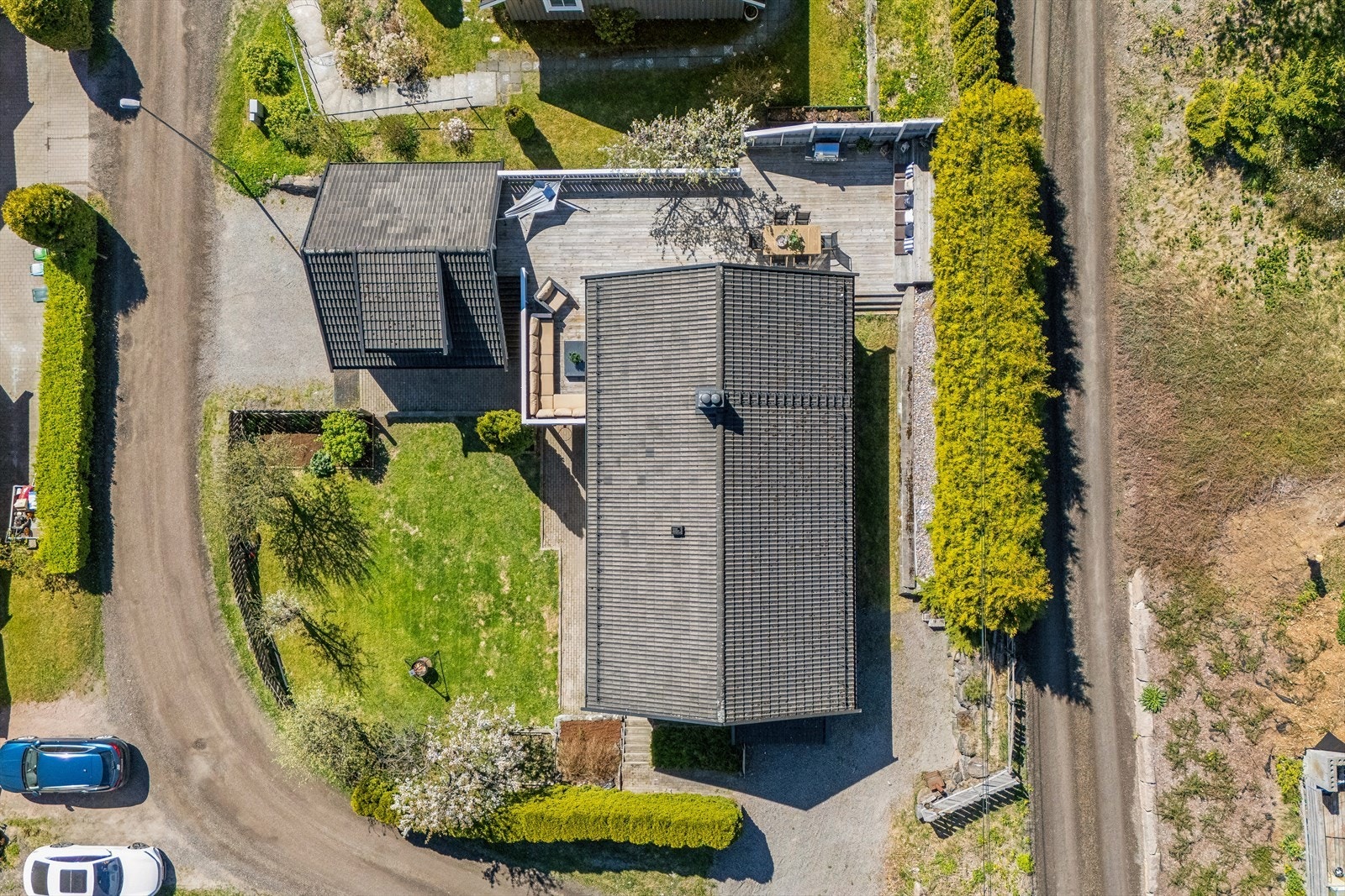 Tomten er pent opparbeidet med steinsatt gårdsplass, plen og en stor terrasse. Galleribilde