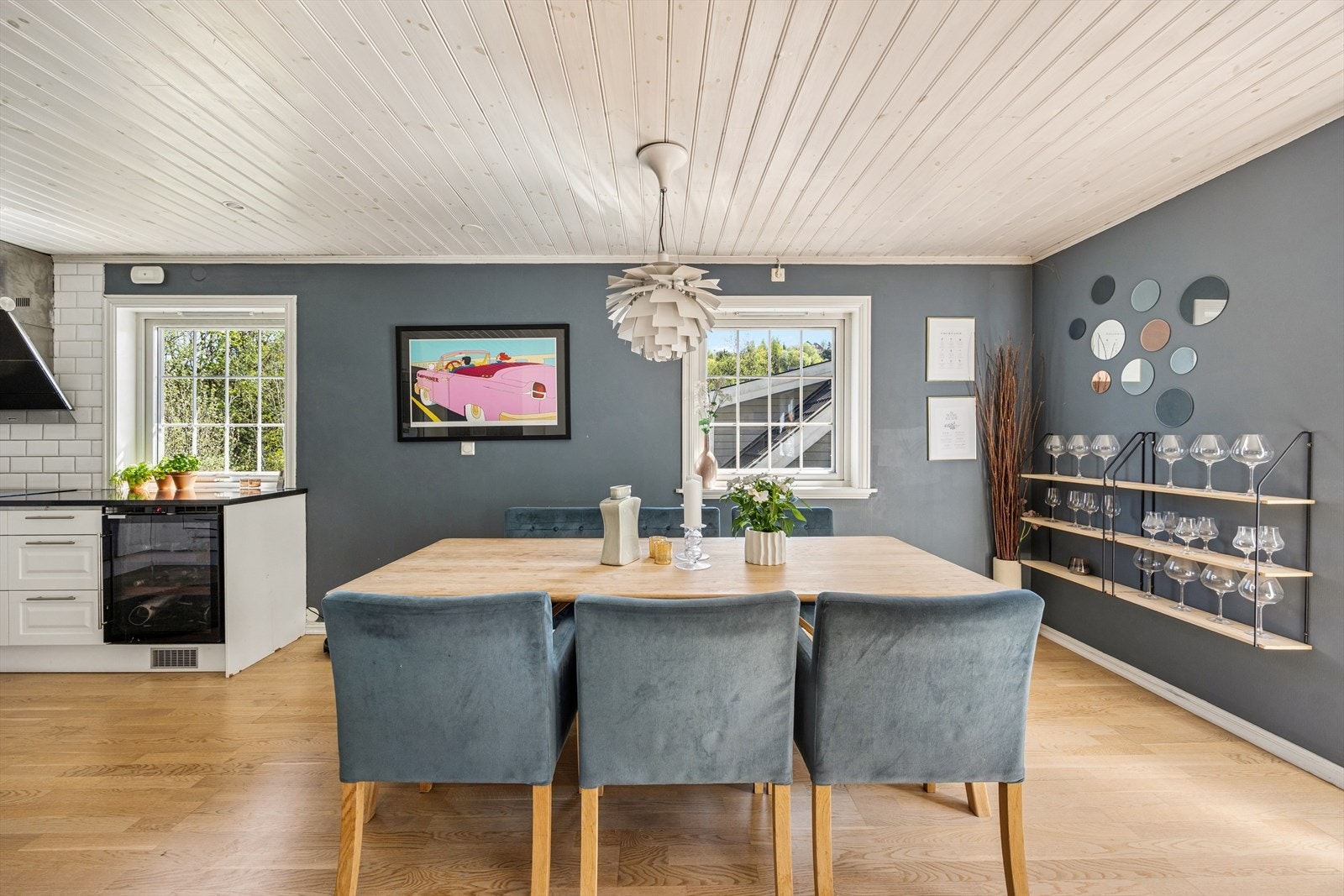 Spisestuen har god plass til et stort spisebord for hyggelige sammenkomster. Galleribilde
