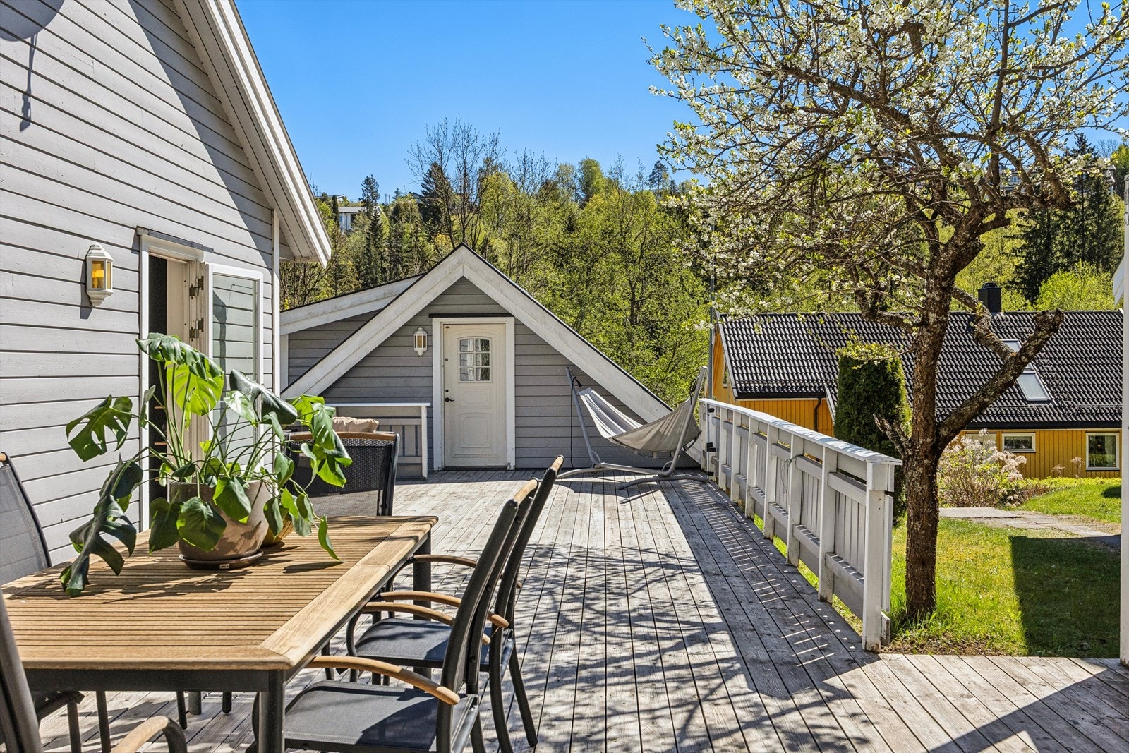 Her er det god plass for avslapning og sosiale sammenkomster i solen. Galleribilde