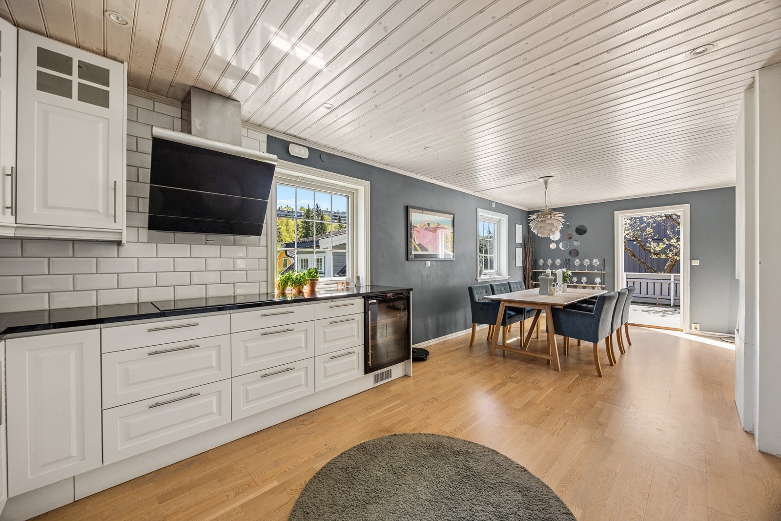 Fra den åpne kjøkken- og stueløsningen er det direkte utgang til en stor terrasse. Galleribilde