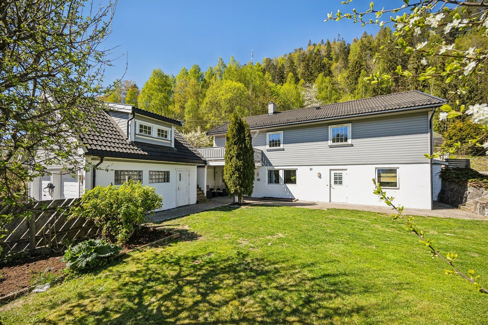 Eiendommen har en dobbelgarasje med innredet hems for lagring, samt en hybel med egen inngang. Galleribilde