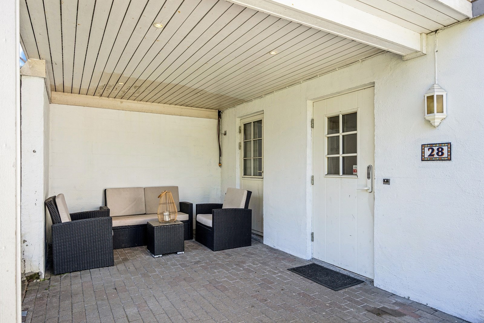 Overbygget inngangsparti til hoveddelen med kodelås på ytterdøren. Galleribilde