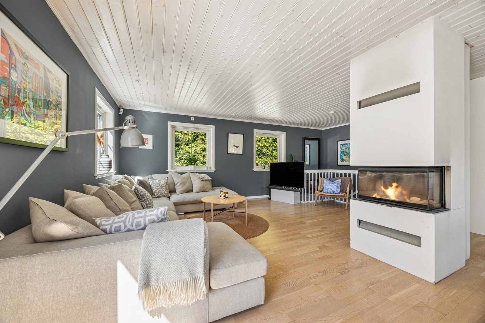 Stuen har god plass til en romslig sofagruppe og flere møbleringssoner. Galleribilde