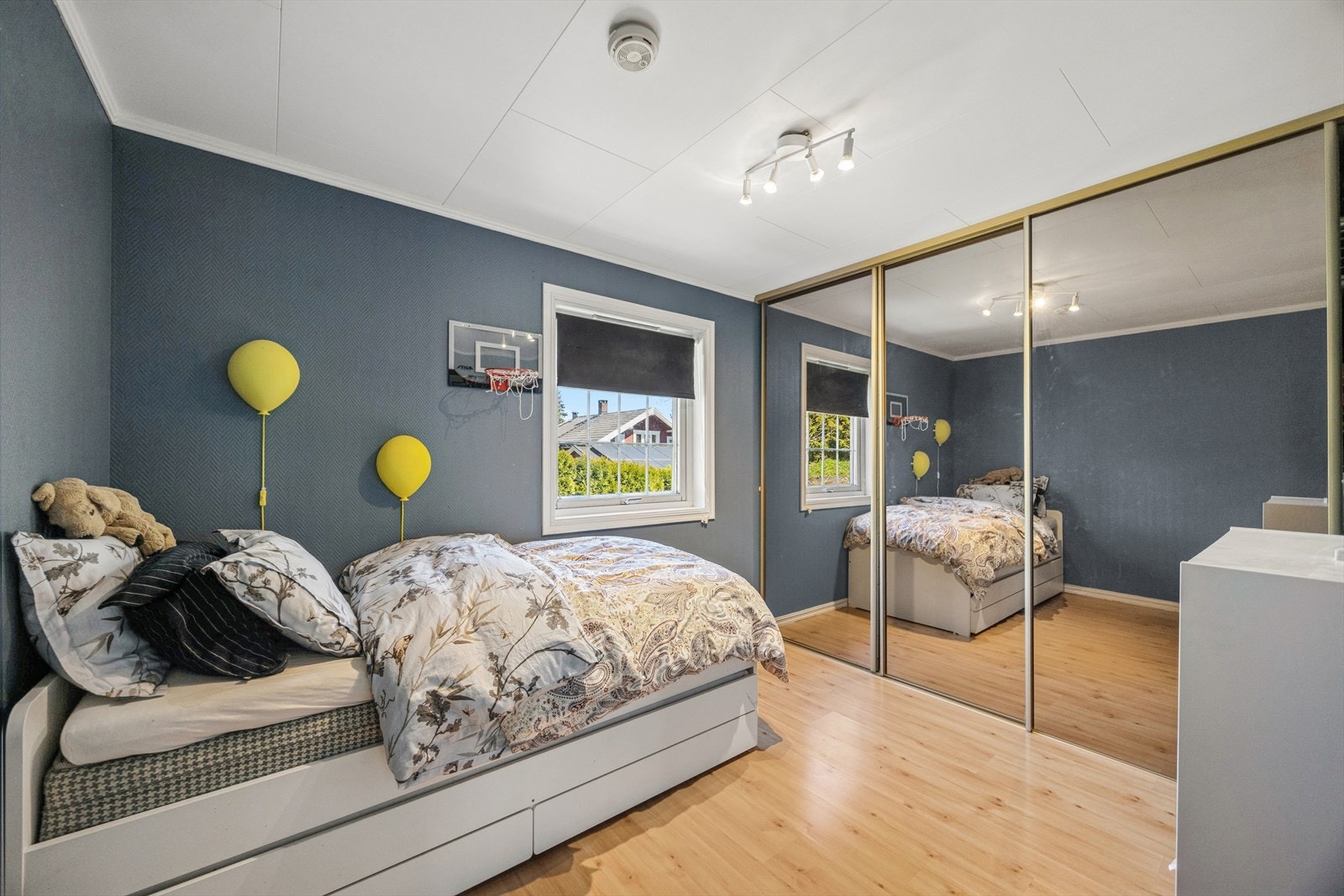 Dette soverommet er utstyrt med en praktisk skyvedørsgarderobe med speilfronter. Galleribilde