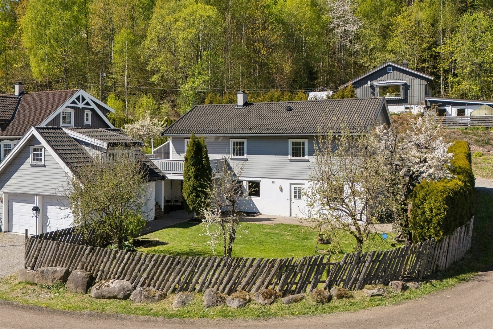 En innholdsrik enebolig med hybel, dobbelgarasje med romslig hems. Galleribilde