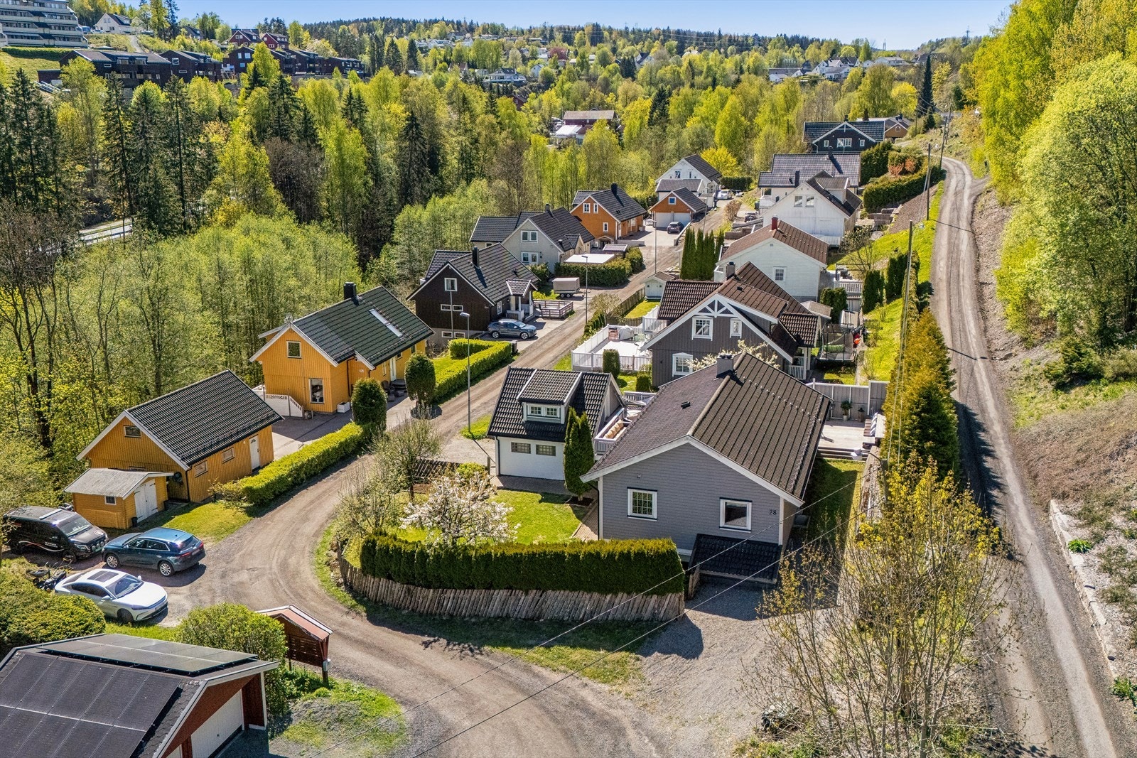 Eiendommen ligger usjenert til i et veletablert boligstrøk i Bødalen, preget av eneboliger. Galleribilde