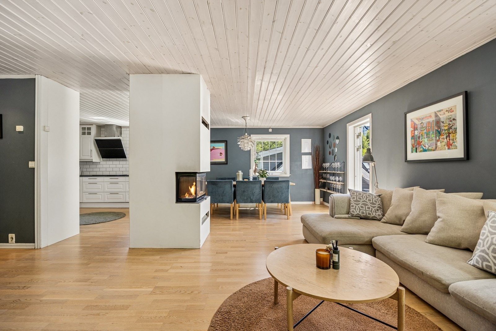 Den åpne løsningen mellom stue og kjøkken skaper en luftig og sosial atmosfære. Galleribilde