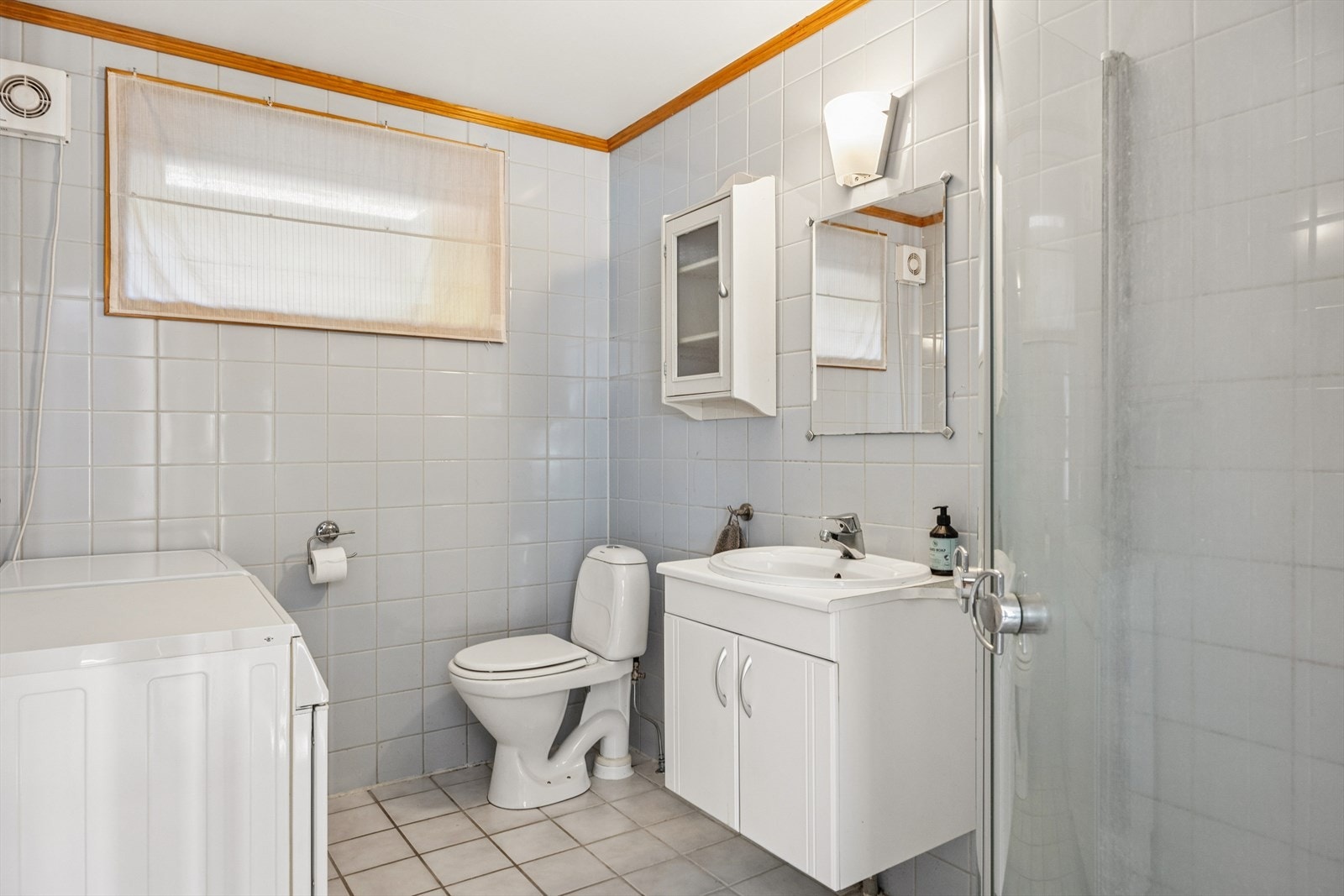 Badet i hybelen er flislagt og utstyrt med dusj, toalett og opplegg for vaskemaskin. Galleribilde