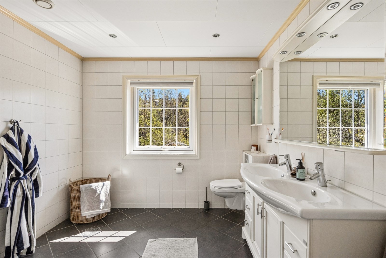 Badet i hovedetasjen ble oppgradert i 2016 og har en praktisk innredning med doble servanter. Galleribilde