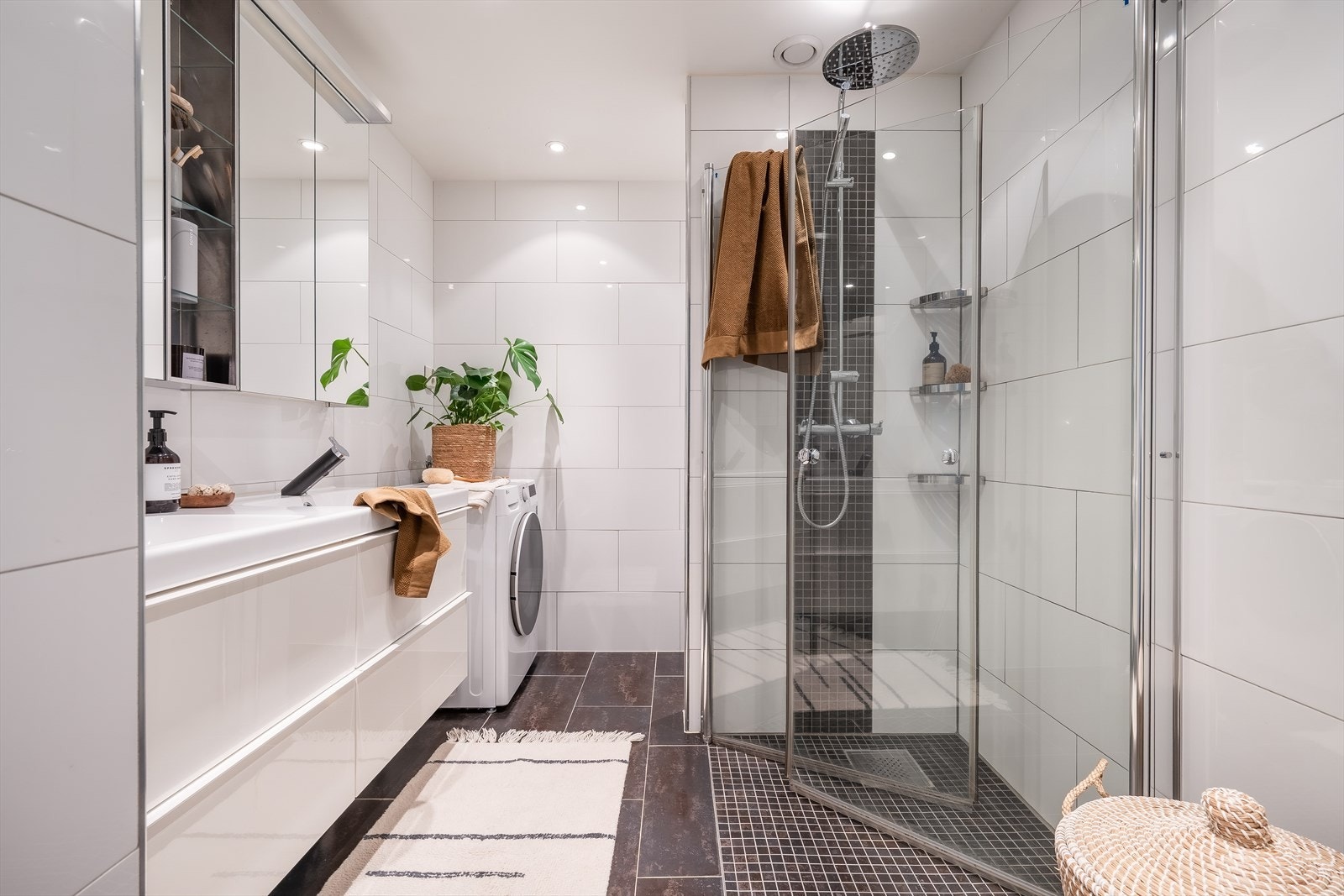 Badet er innredet med dobbel servant, dusjhjørne, toalett og opplegg for vaskemaskin. Galleribilde