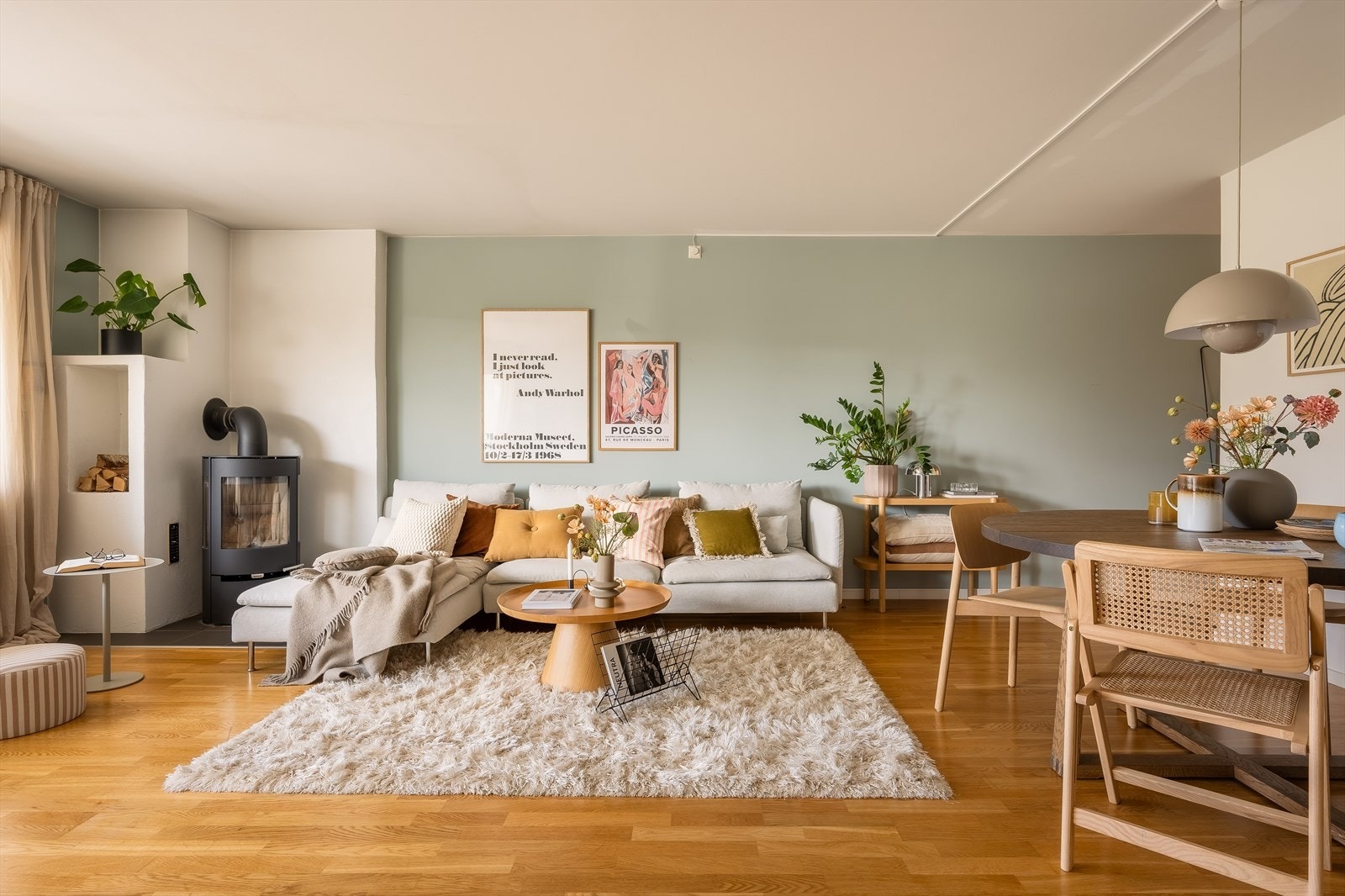 Stuen utgjør et sosialt allrom, med god plass til både sofa og spisebord. Galleribilde