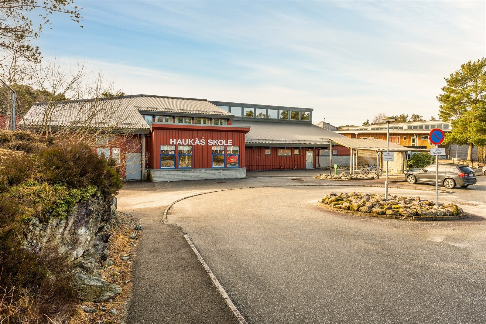 Fra inngangspartiet er det via snarvei, i underkant av 100 meter å gå til nærmeste barneskole som er Haukås skole Galleribilde