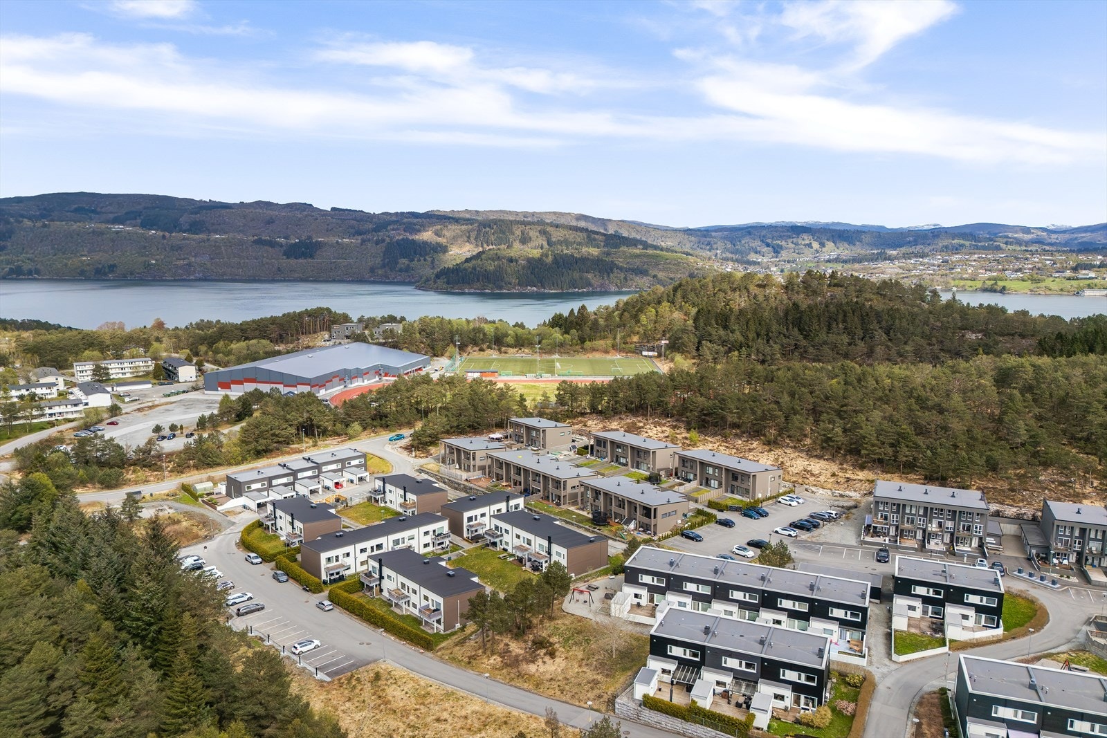 Kjempebra plassert ift. skole, barnehage, bussen og gode aktivitets/turmuligheter! Galleribilde