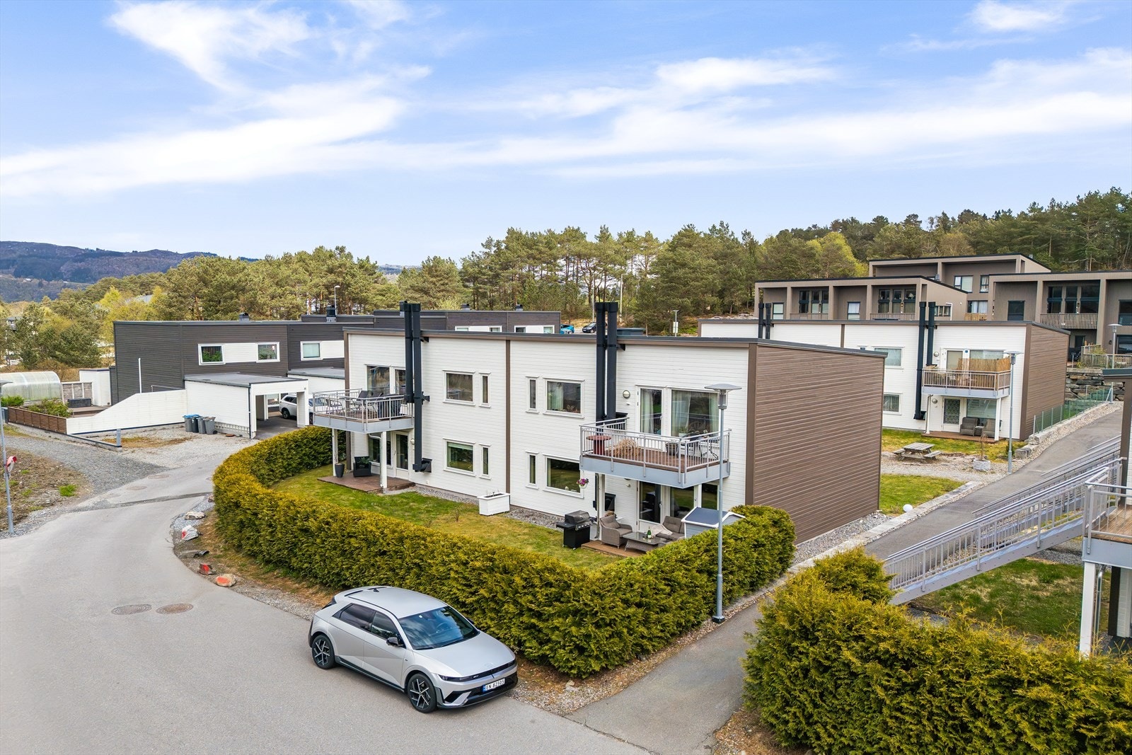 God plassering i et ganske nytt boligfelt bestående for det meste av nybygg fra perioden 2014-2017. Tilhørende parkering like ved Galleribilde