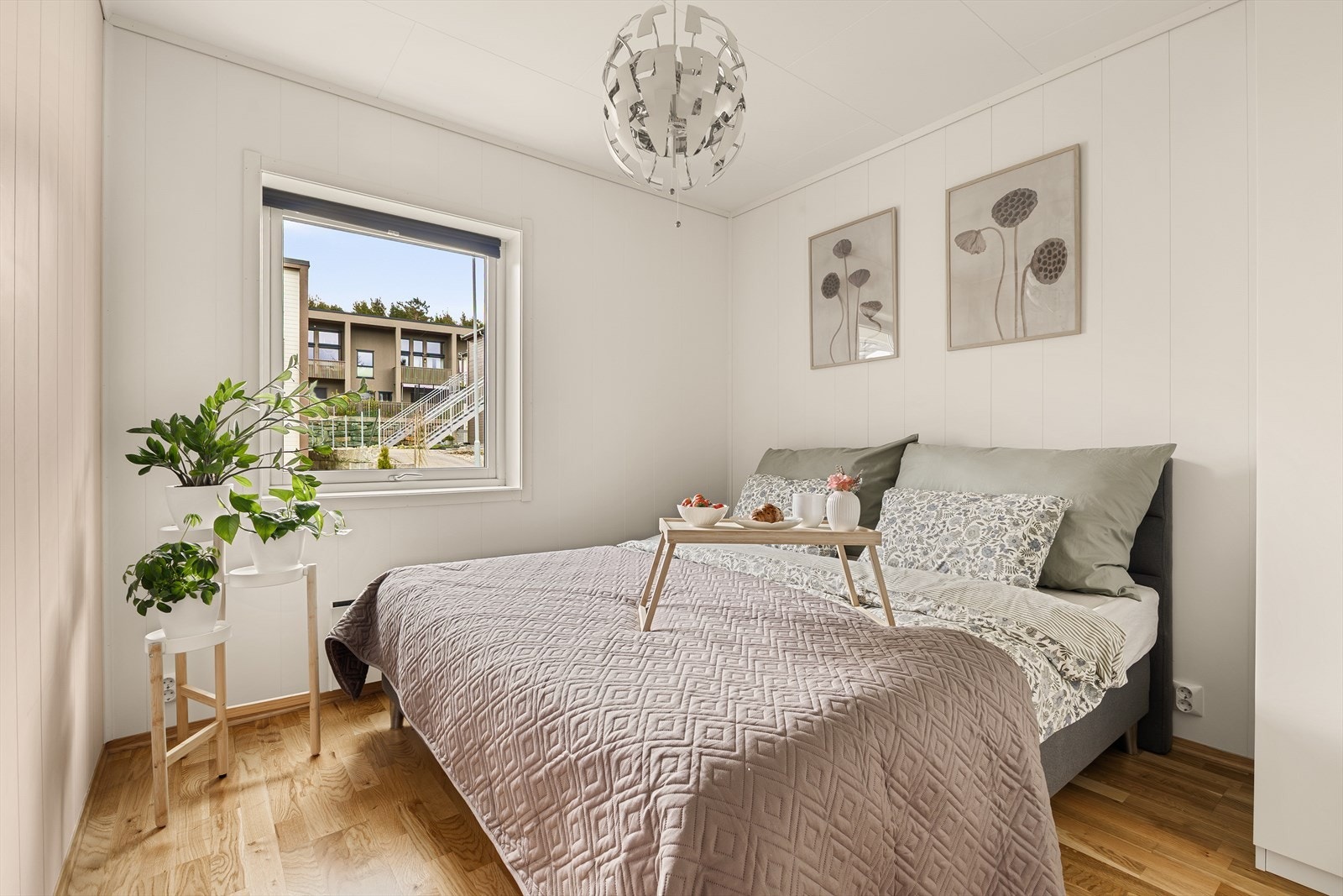 God plass til dobbeltseng, nattbord og garderobe Galleribilde