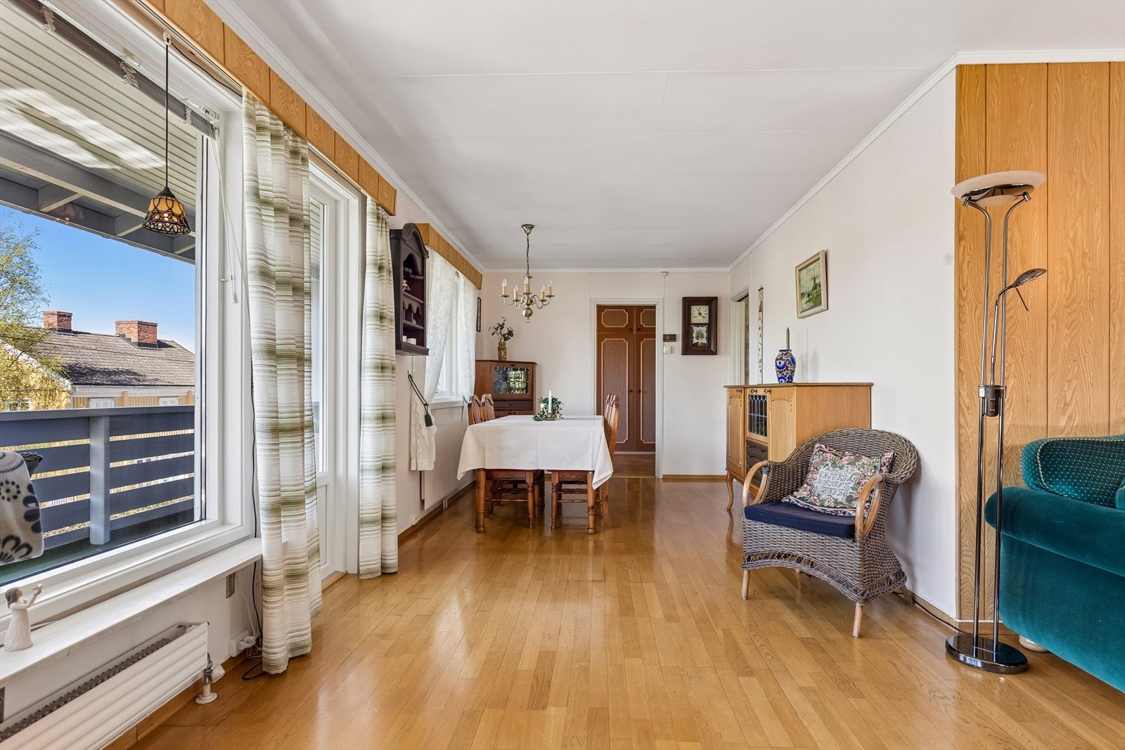 Fra spisestuen er det utgang til en romslig, sørvendt og inntrukket balkong. Galleribilde