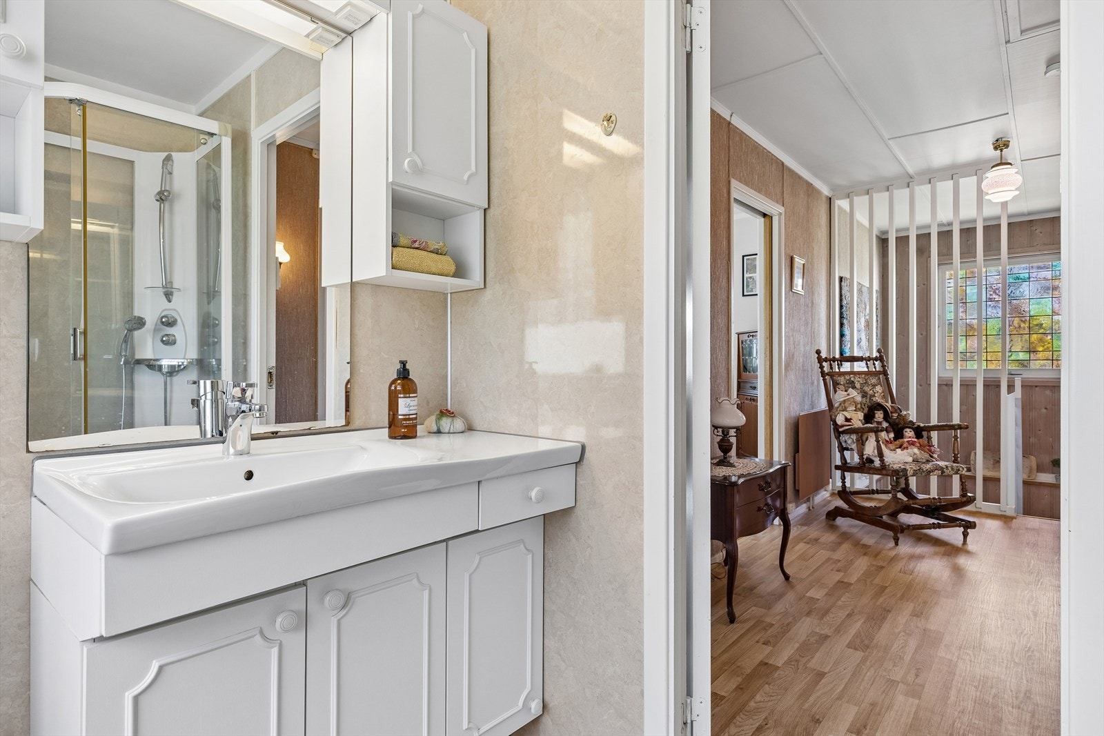 Badet i første etasje ble pusset opp i 2002 og har adkomst fra gangen. Galleribilde