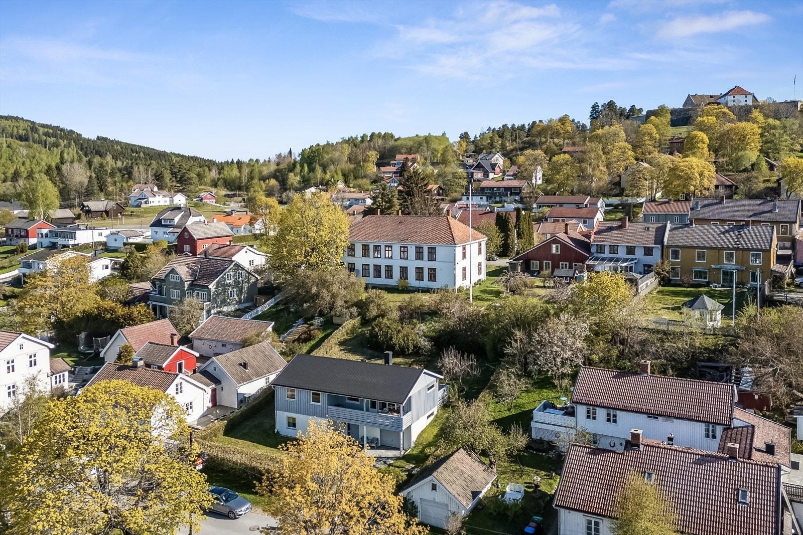 Her bor du med umiddelbar nærhet til skoler, barnehager og offentlig transport ved Kirketorget, kun fire minutter unna. Galleribilde